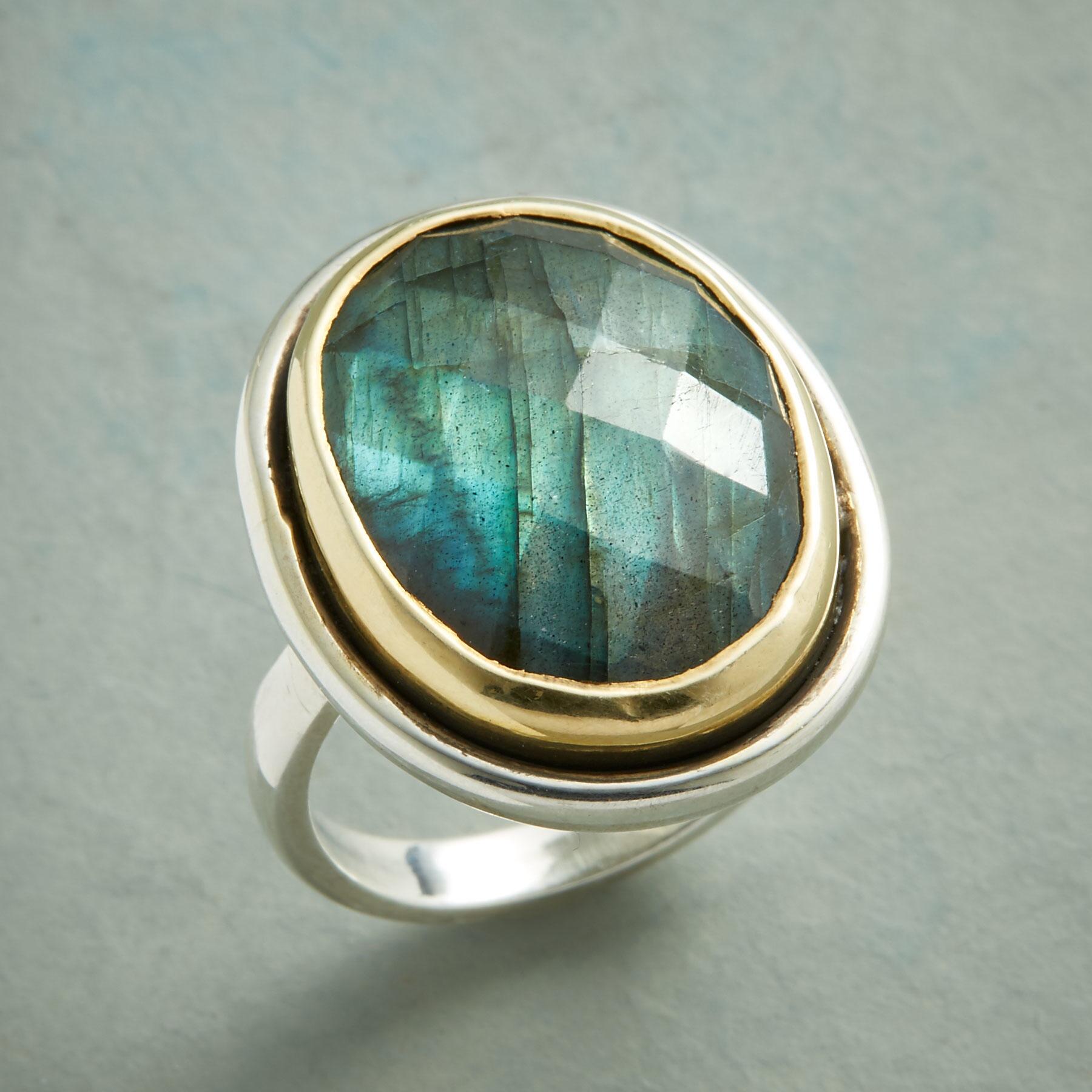 Grand Labradorite Ring