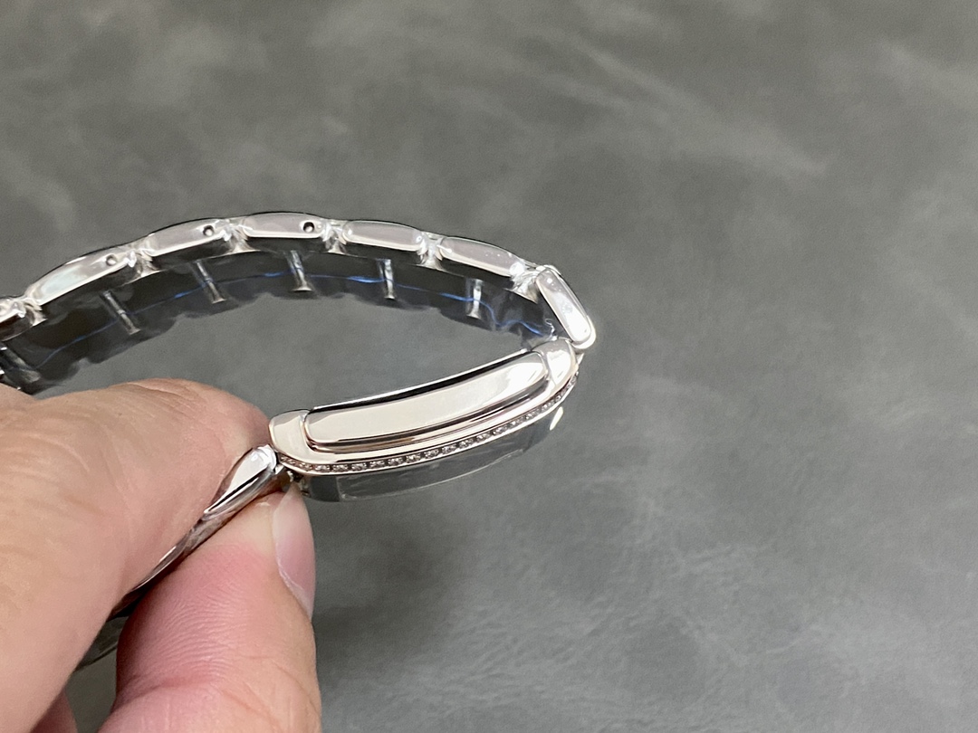 Patek Philippe Twenty-4 4910 1200A 010 Ladies Quartz 25x30mm