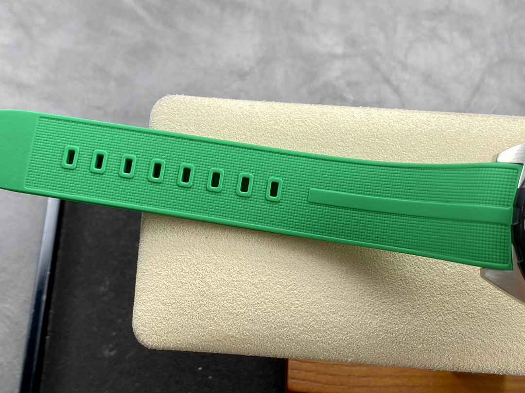 Tag Heuer Formula 1 Chronograph Quartz Green Dial CAZ101AP.FT8056 43MM