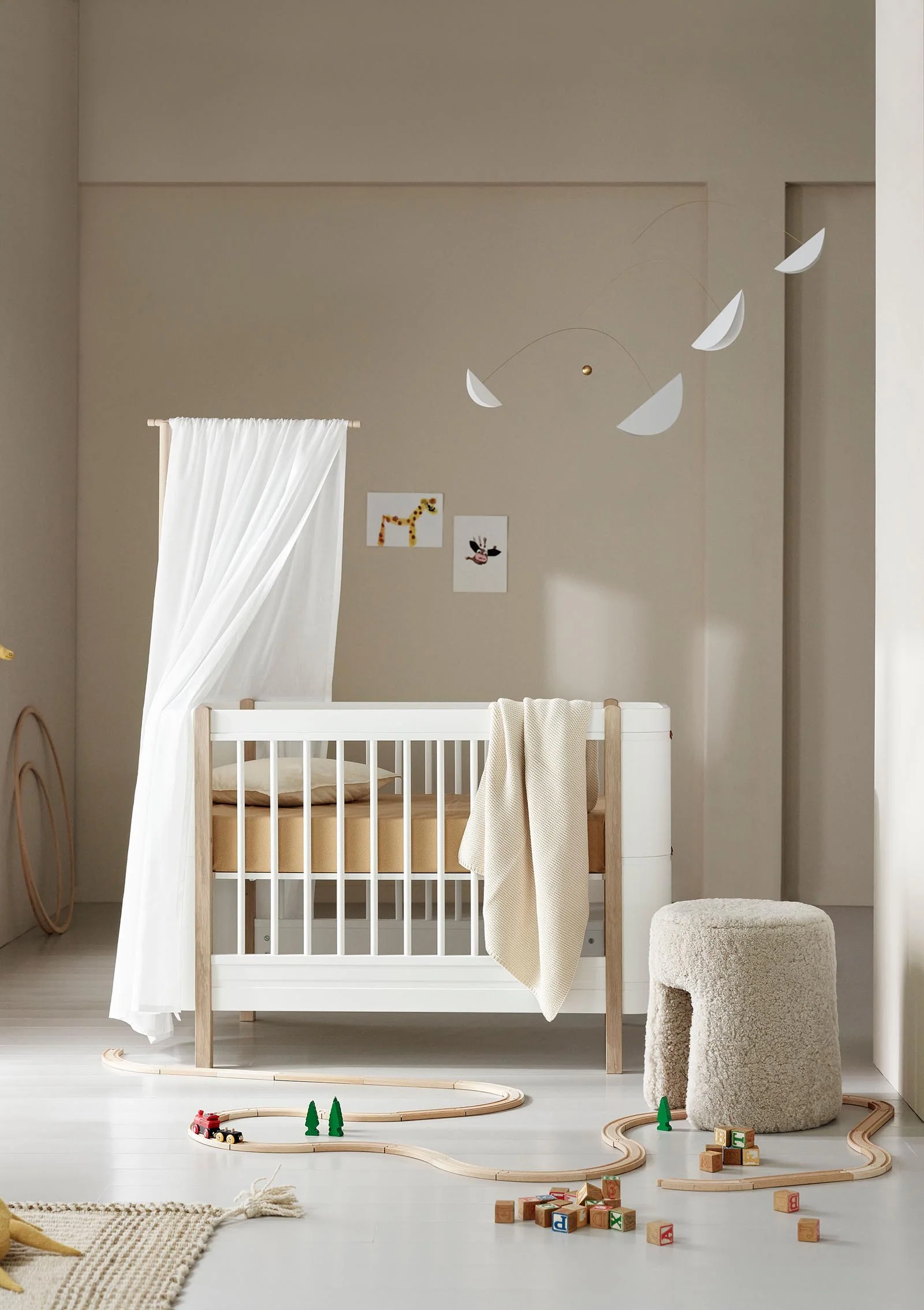 'Wood' Mini+ Babybett Weiss / Eiche 122-162 x 68 cm