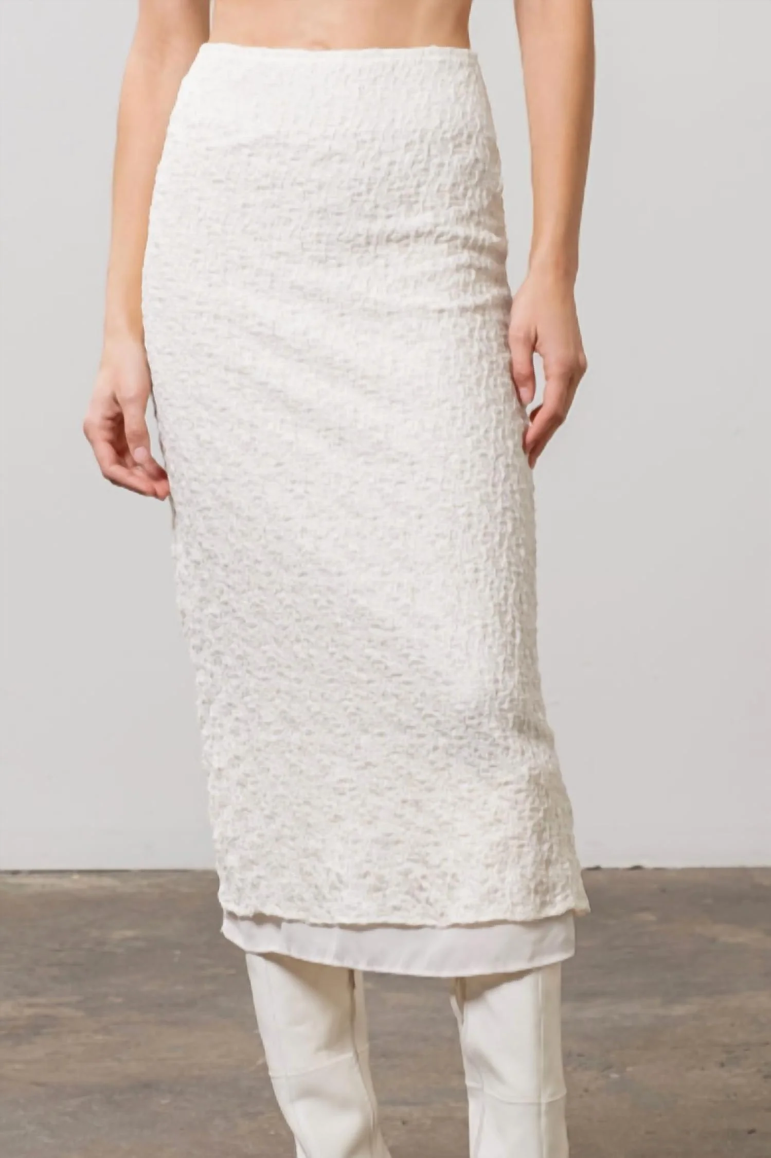 Evie Slim Skirt In Cream Crinkle