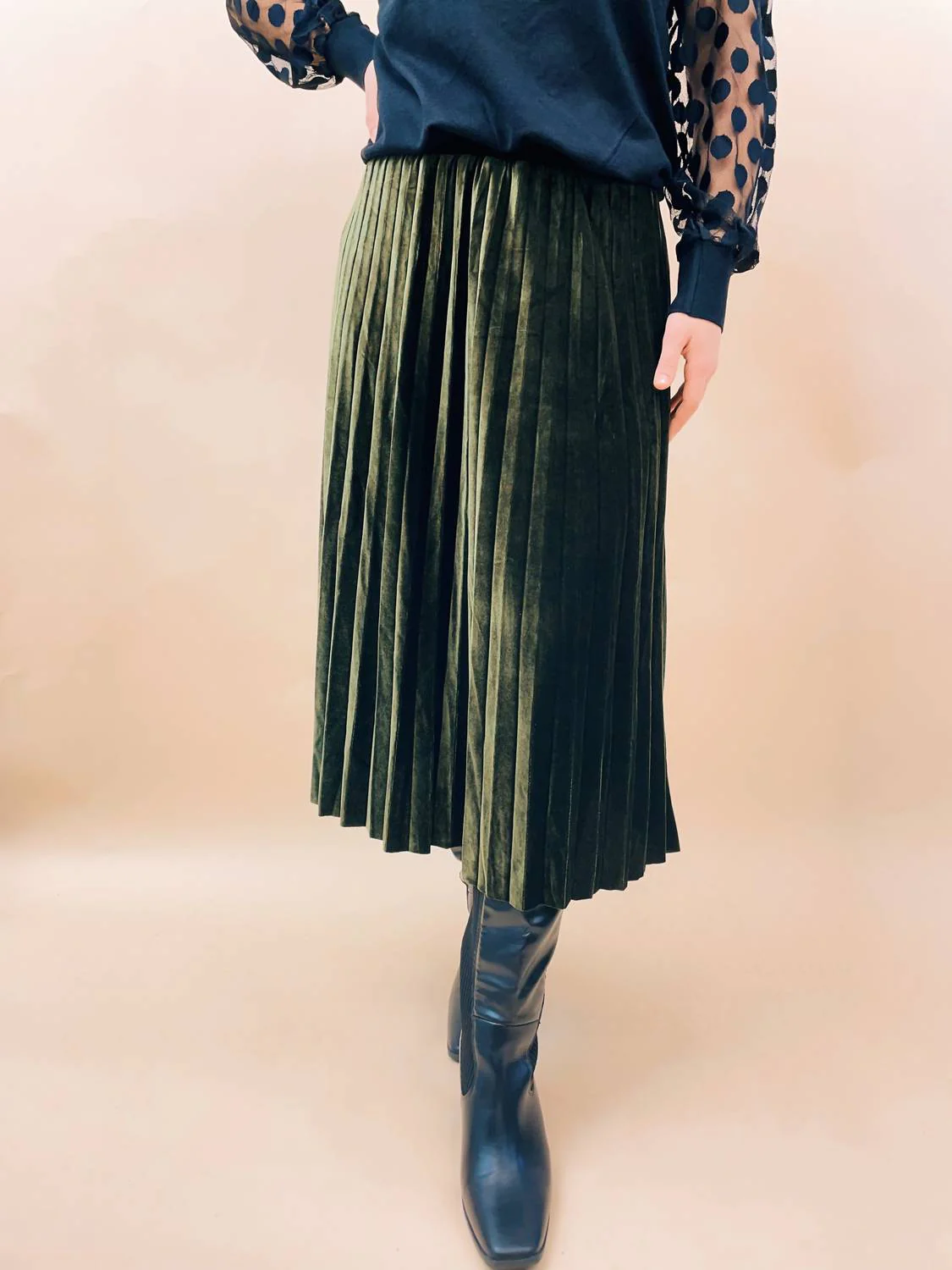 Evie Velvet Skirt In Olive