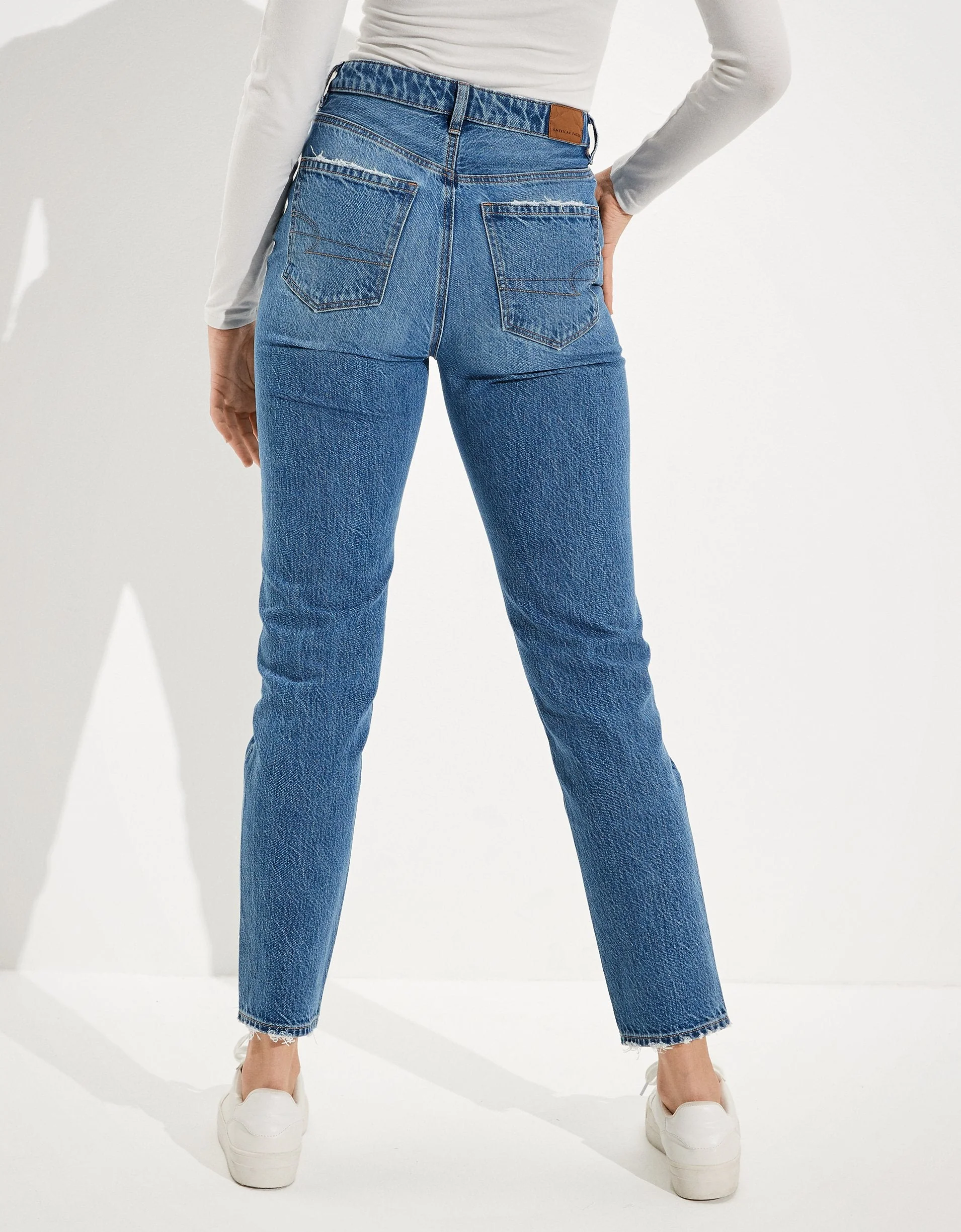AE V-Rise Mom Jean