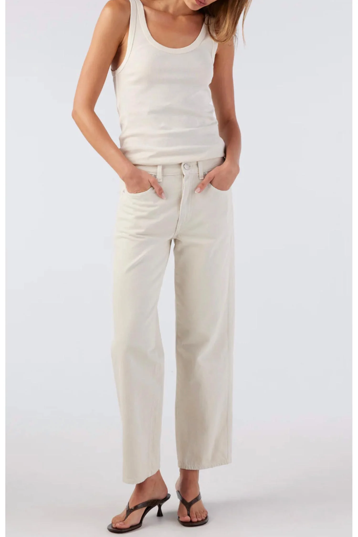 Billie Straight Leg Denim Jeans In Sandstone