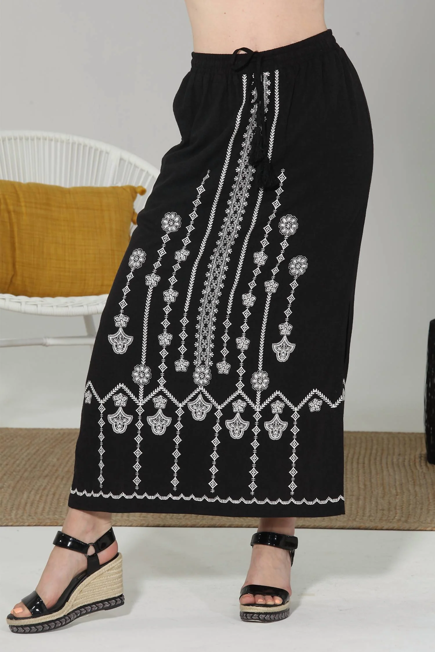 Linen Blend Embroidered Skirt In Black