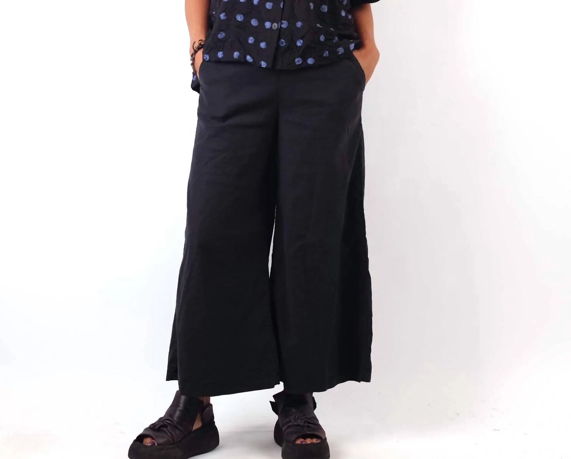 Wide Leg Crop Pants In Black