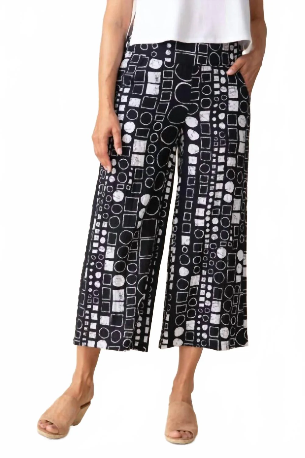 Express Travel Circle Square Crop Pant In Black