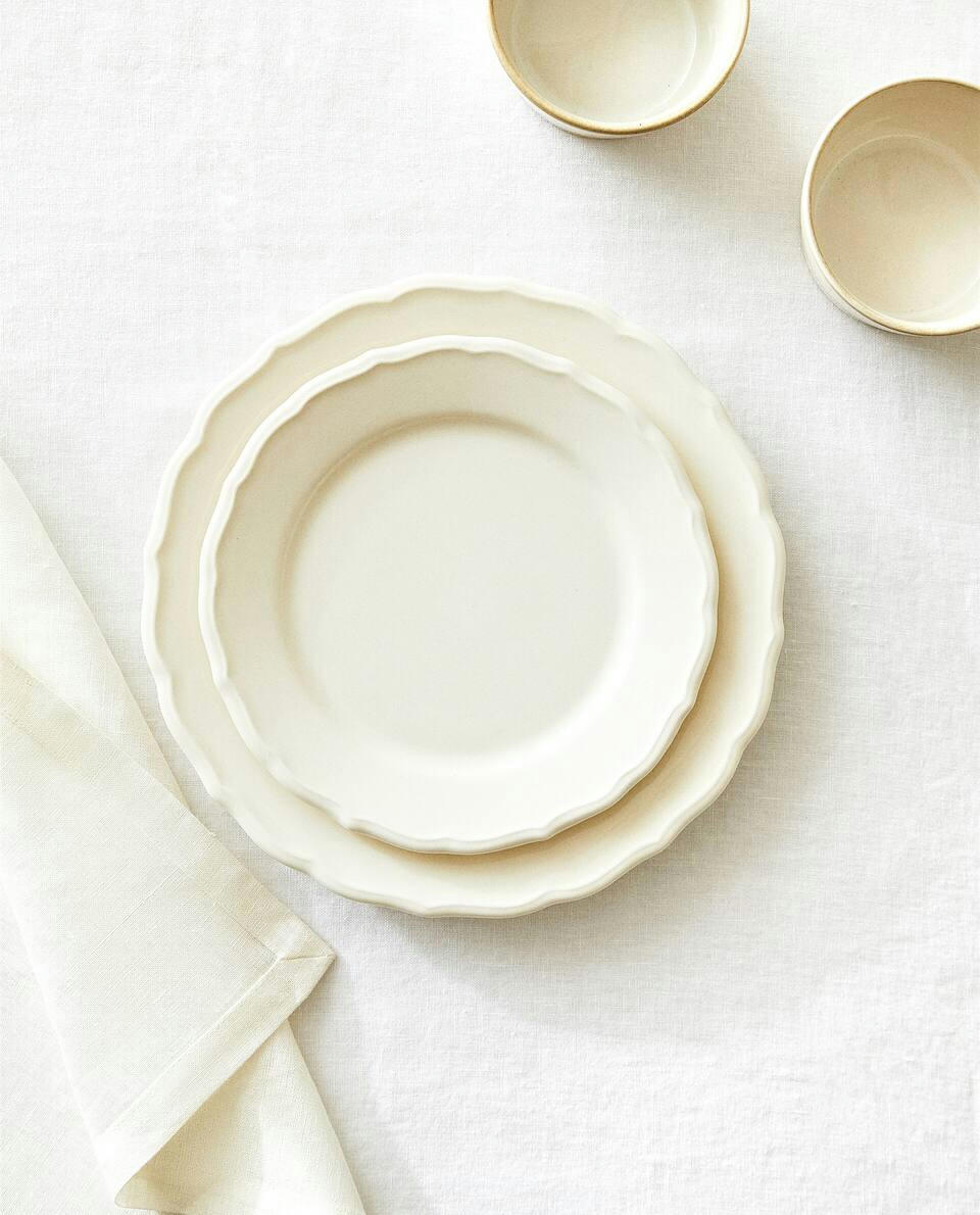 EARTHENWARE DESSERT PLATE WITH RAISED-DESIGN EDGE
