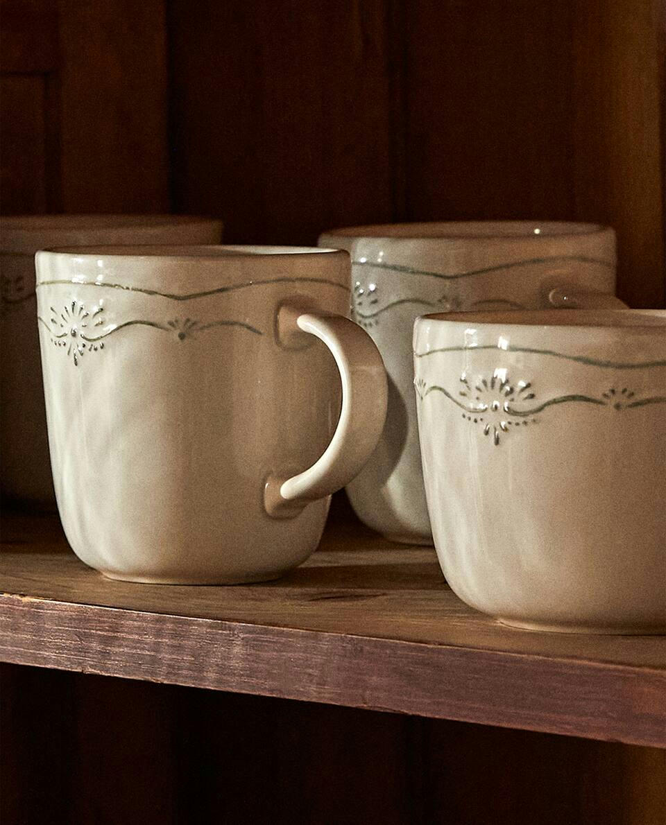 EARTHENWARE MUG WITH RAISED CHRISTMAS DESIGN