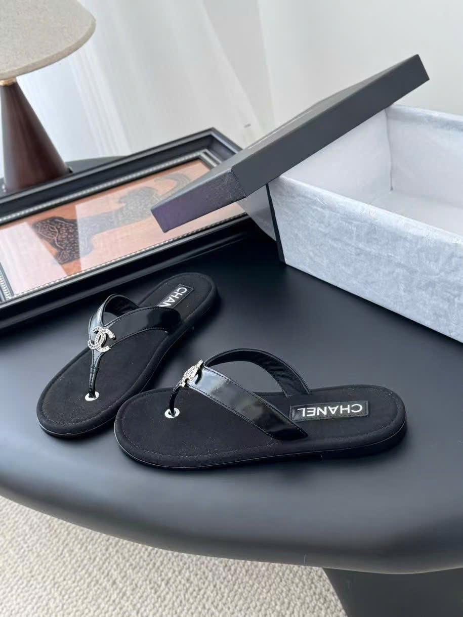 (1:1 replica) Chanel C-Logo Flip Flops Summer 2025