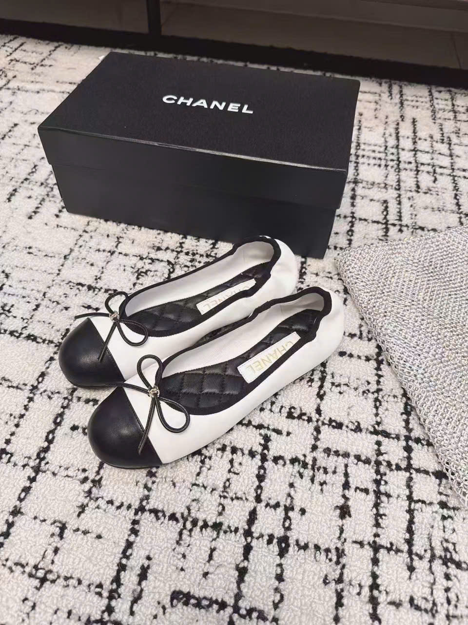 (1:1 replica) Chanel C Logo Vintages Flats Shoes