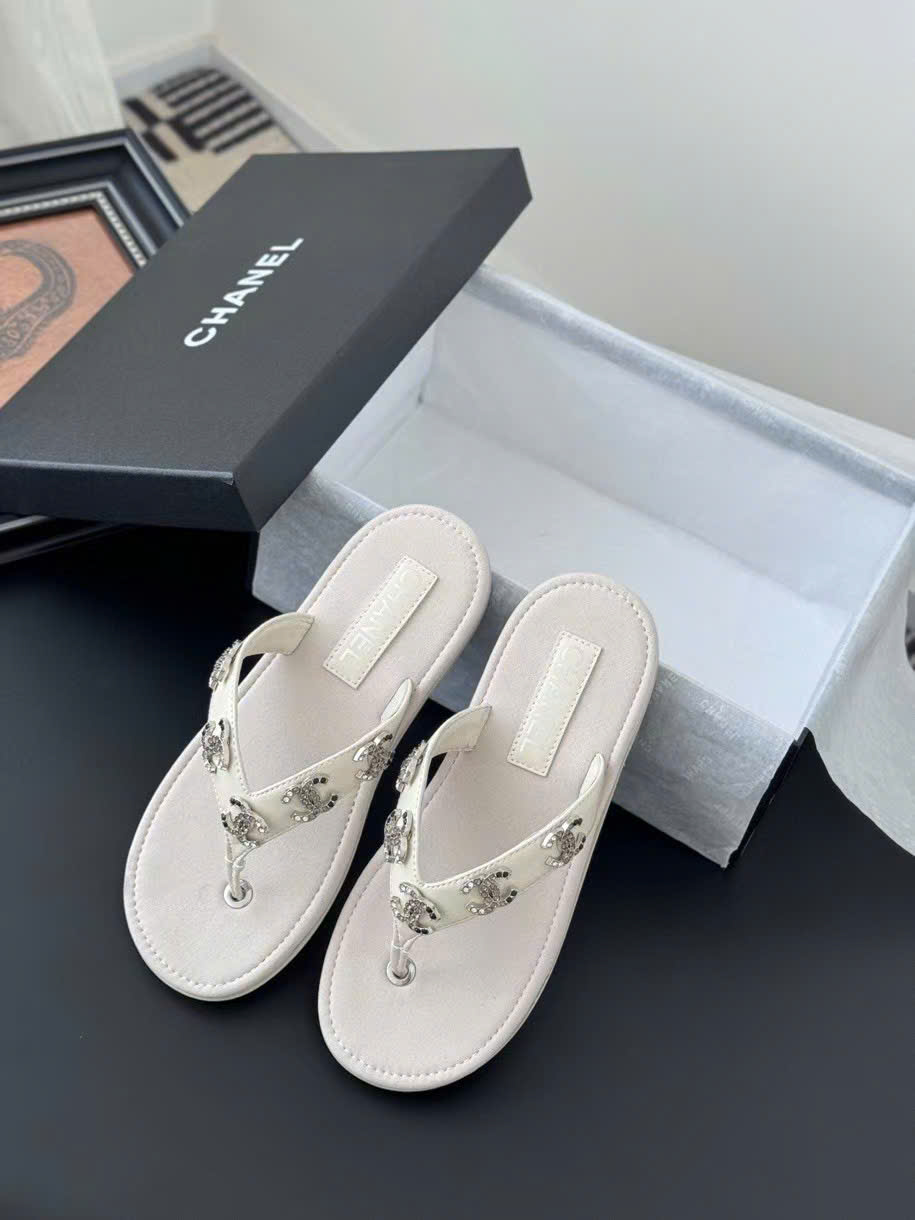 (1:1 replica) Chanel C-Logo Flip Flops Summer 2025