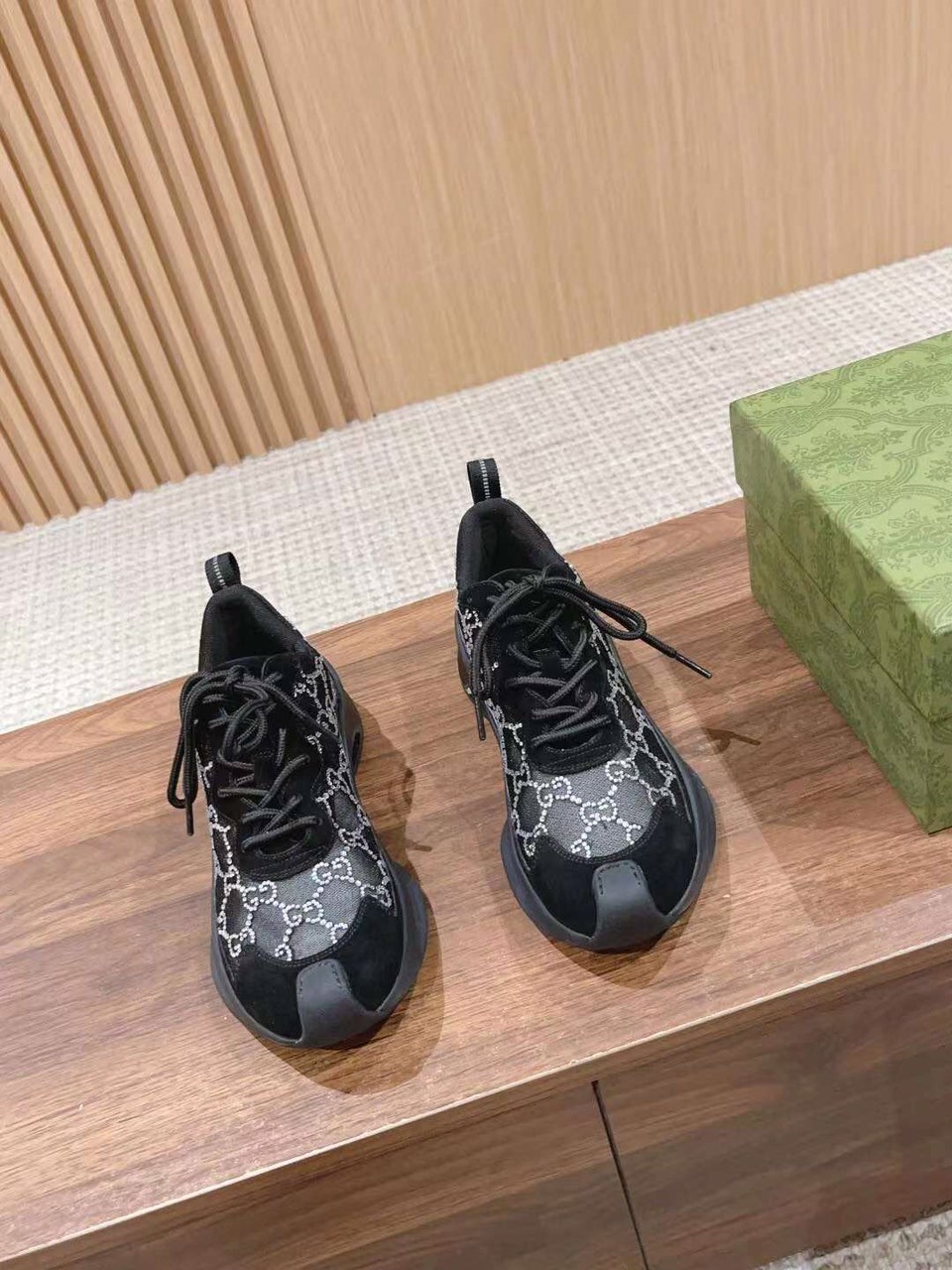 (1:1 replica) Gucci Women s Run SS 2023