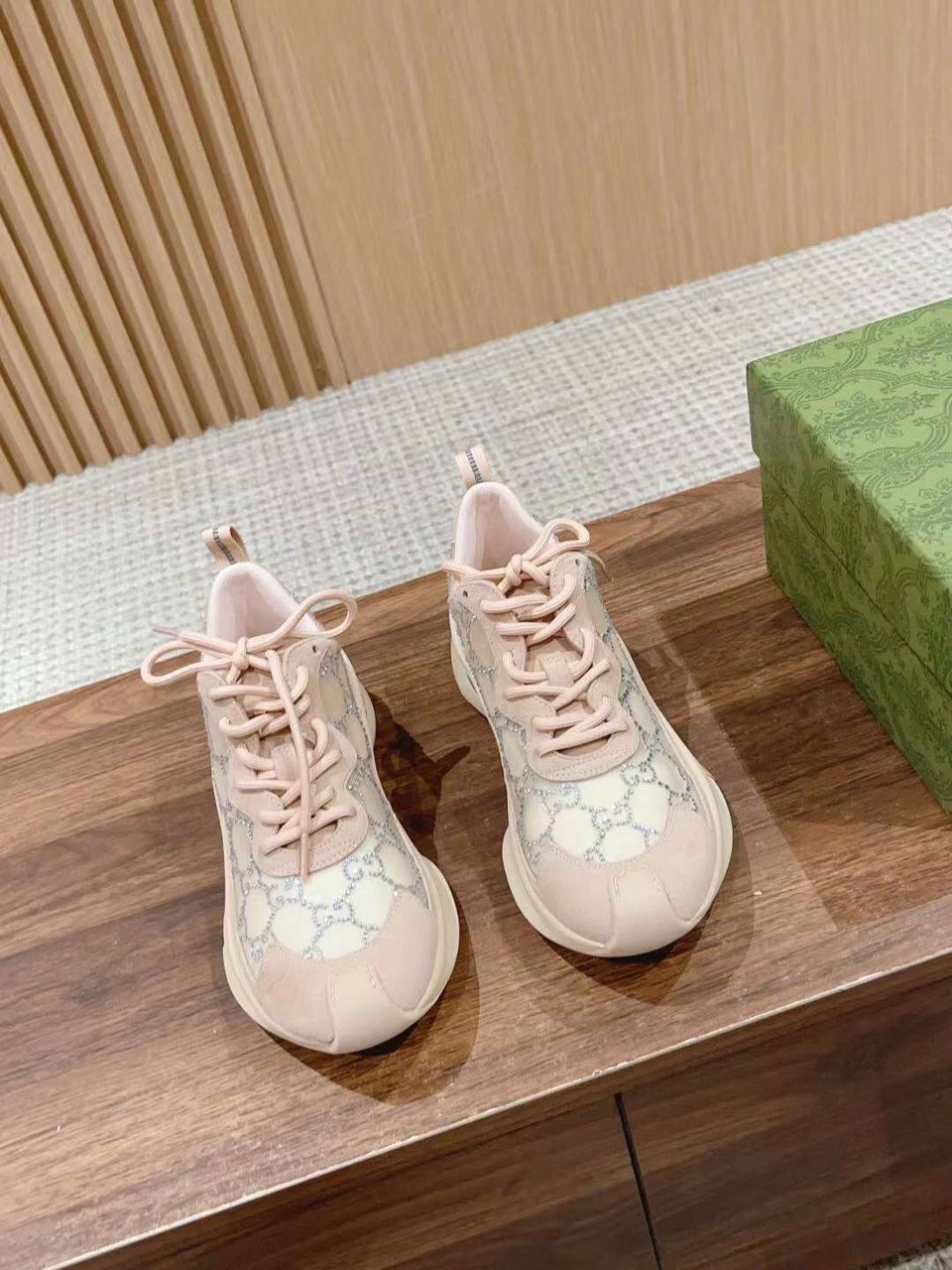 (1:1 replica) Gucci Women s Run SS 2023