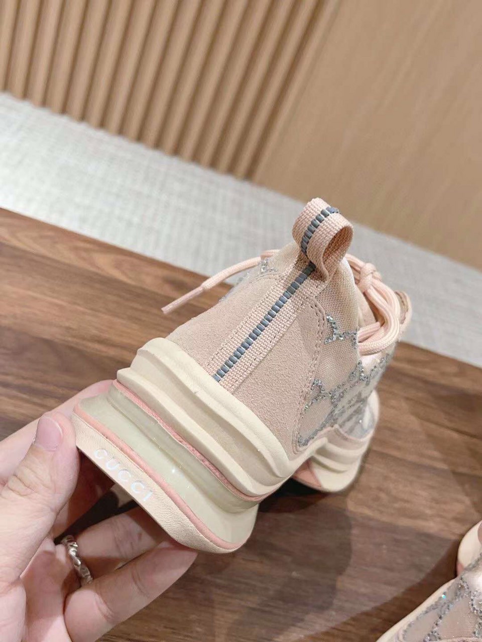 (1:1 replica) Gucci Women s Run SS 2023
