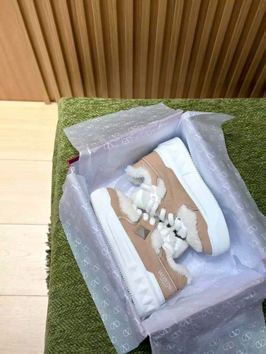 (1:1 replica) Valentino One Stud Sneaker Unisex Shoes