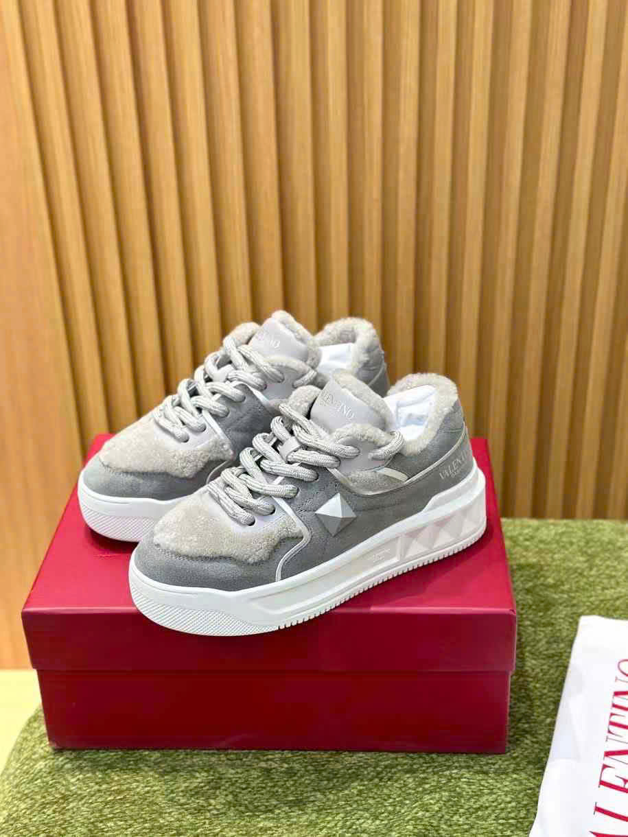(1:1 replica) Valentino One Stud Sneaker Unisex Shoes
