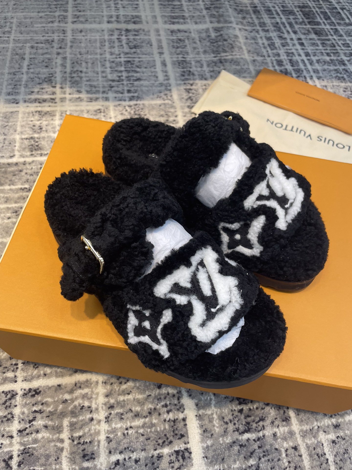 (1:1 replica) Louis Vuitton Women s Paseo Flat Comfort Mule Black For Women LV 1AACR8