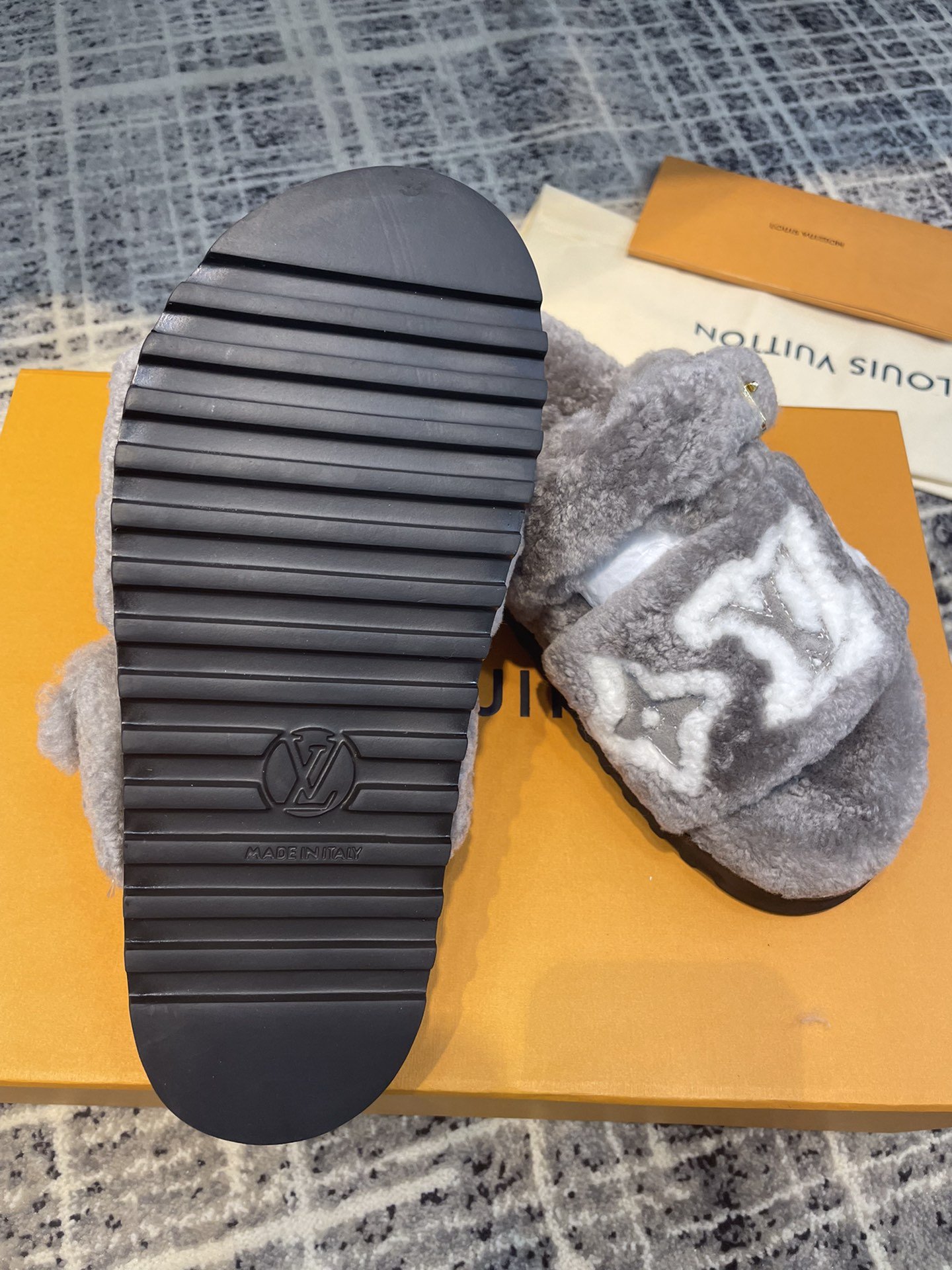 (1:1 replica) Louis Vuitton Women s Paseo Flat Comfort Mule Grey For Women LV