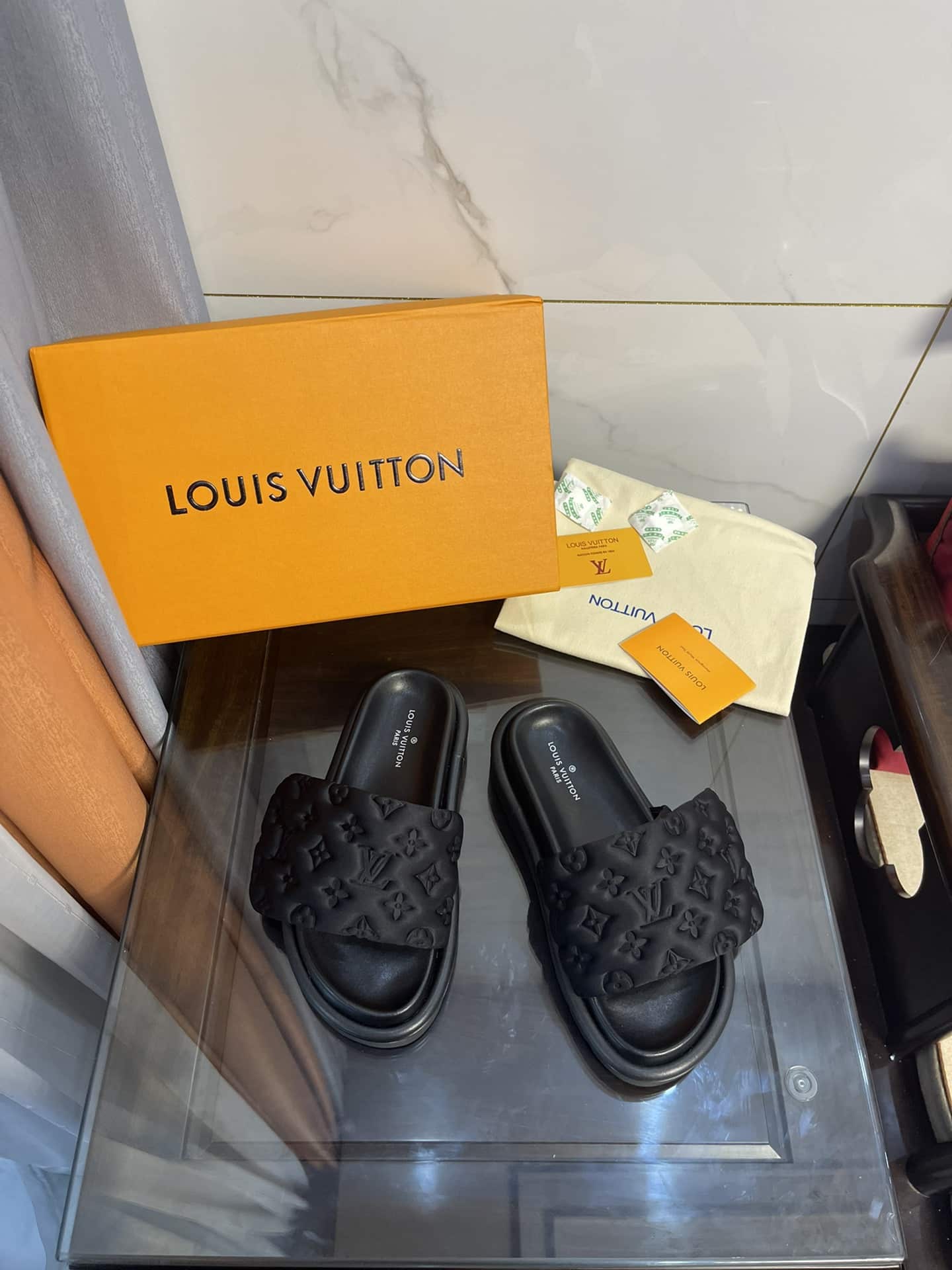 (1:1 replica) Louis Vuitton Women s Pool Pillow Comfort Flat Mule Black For Women LV 1AA1EF