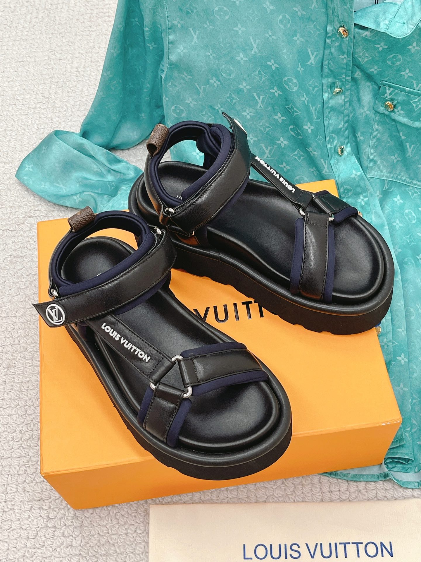 (1:1 replica) Louis Vuitton Women s Pool Pillow Flatform Comfort Sandal Black For Women LV 1AABR3
