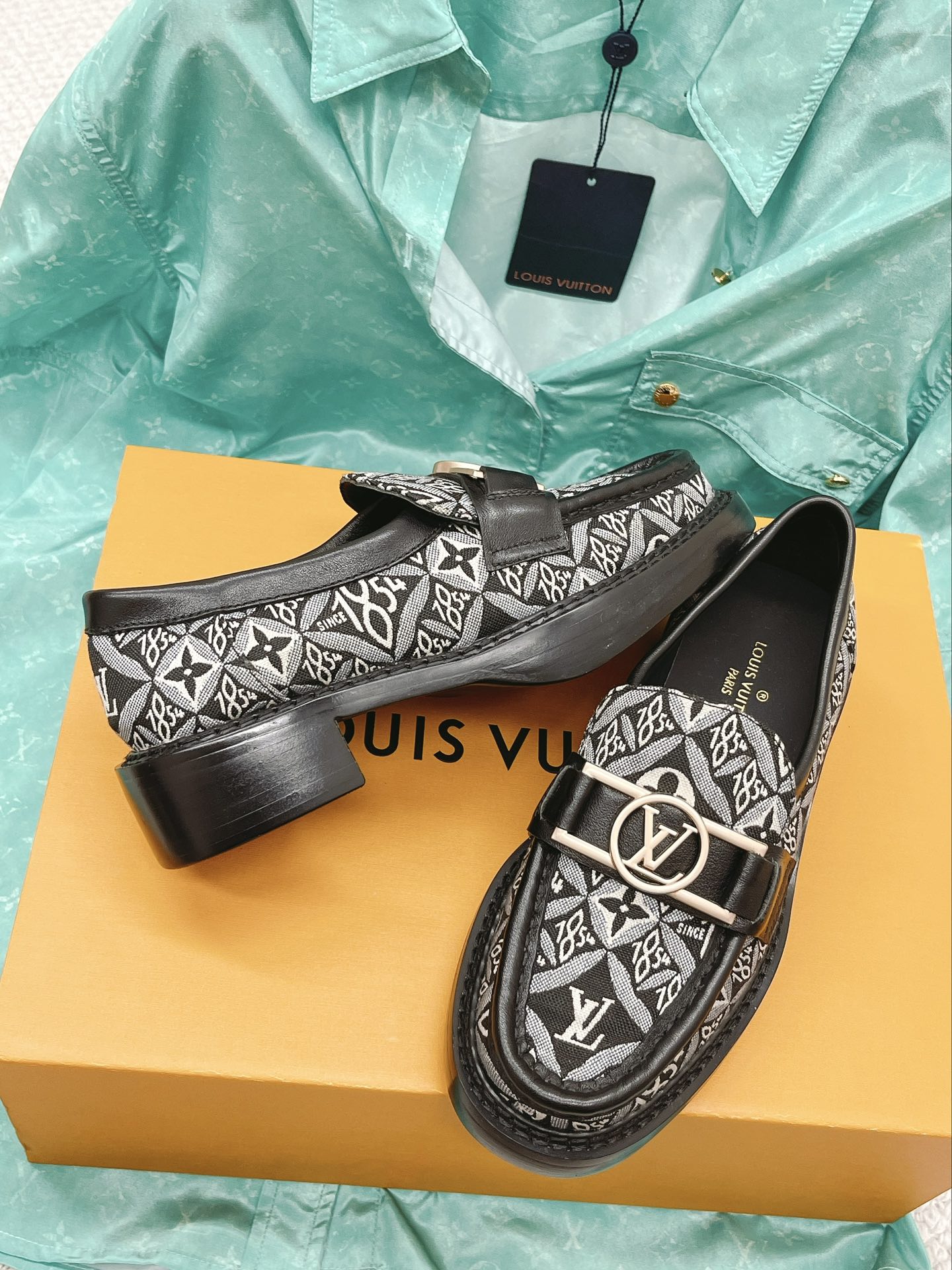 (1:1 replica) Louis Vuitton Women s Academy Loafer Black And White For Women LV