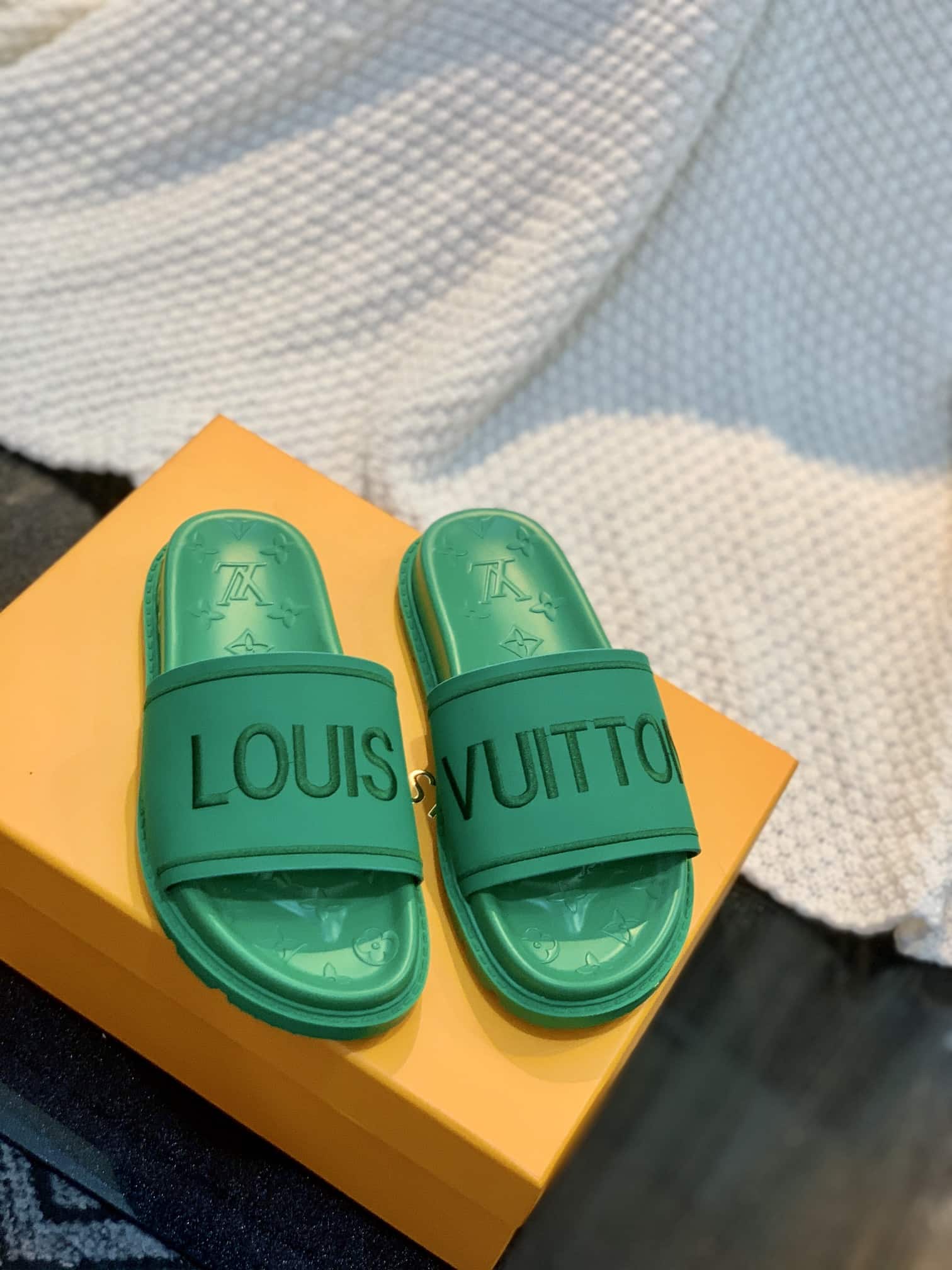 (1:1 replica) Louis Vuitton Women s Pool Pillow Flat Comfort Mule Green For Women LV
