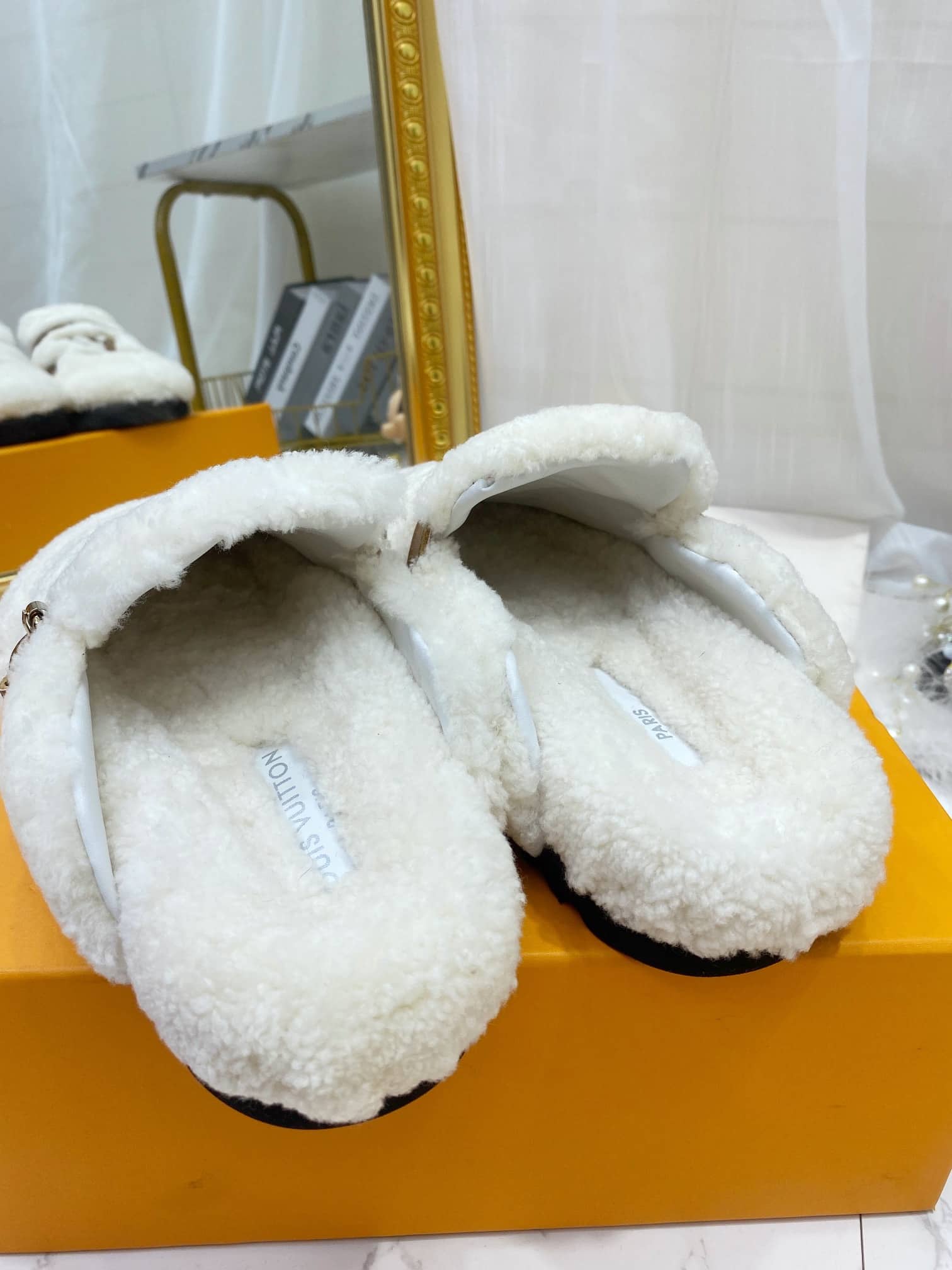 (1:1 replica) Louis Vuitton Women s Winterbreak Flat Comfort Mule White For Women LV