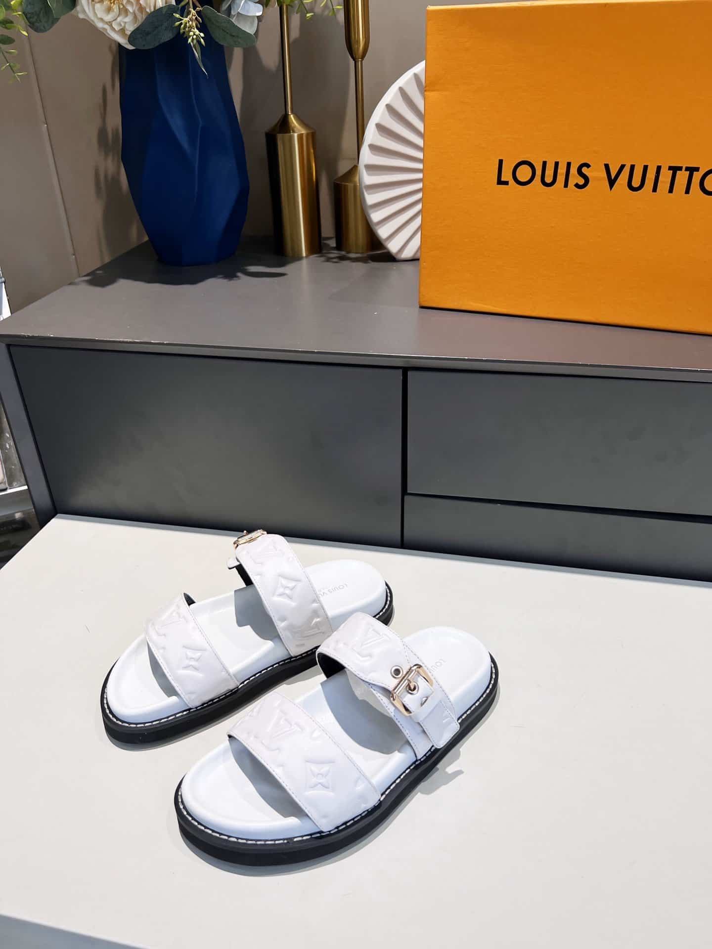 (1:1 replica) Louis Vuitton Women s Bom Dia Flat Mule White For Women LV