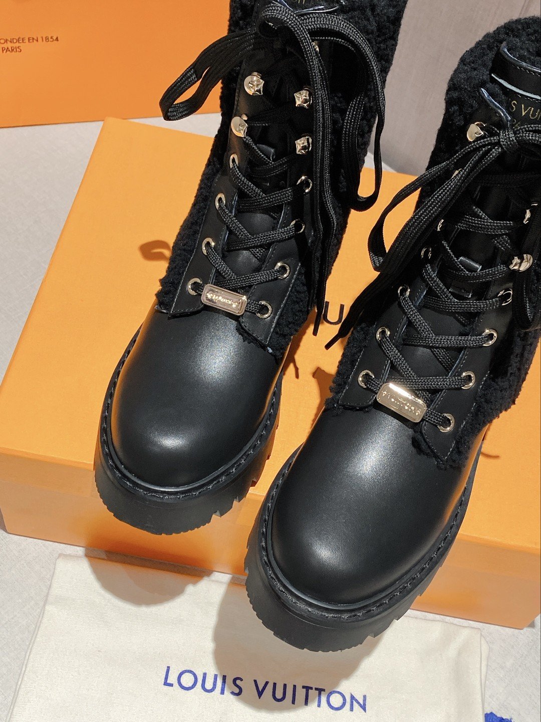 (1:1 replica) Louis Vuitton Women s LV Territory Flat Ranger Black For Women LV