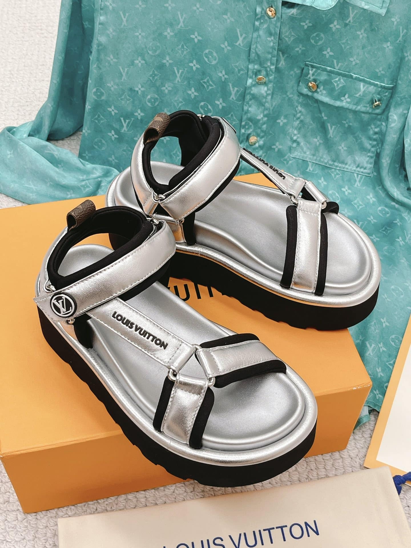 (1:1 replica) Louis Vuitton Women s Pool Pillow Flatform Comfort Sandal Sliver For Women LV 1AACHA
