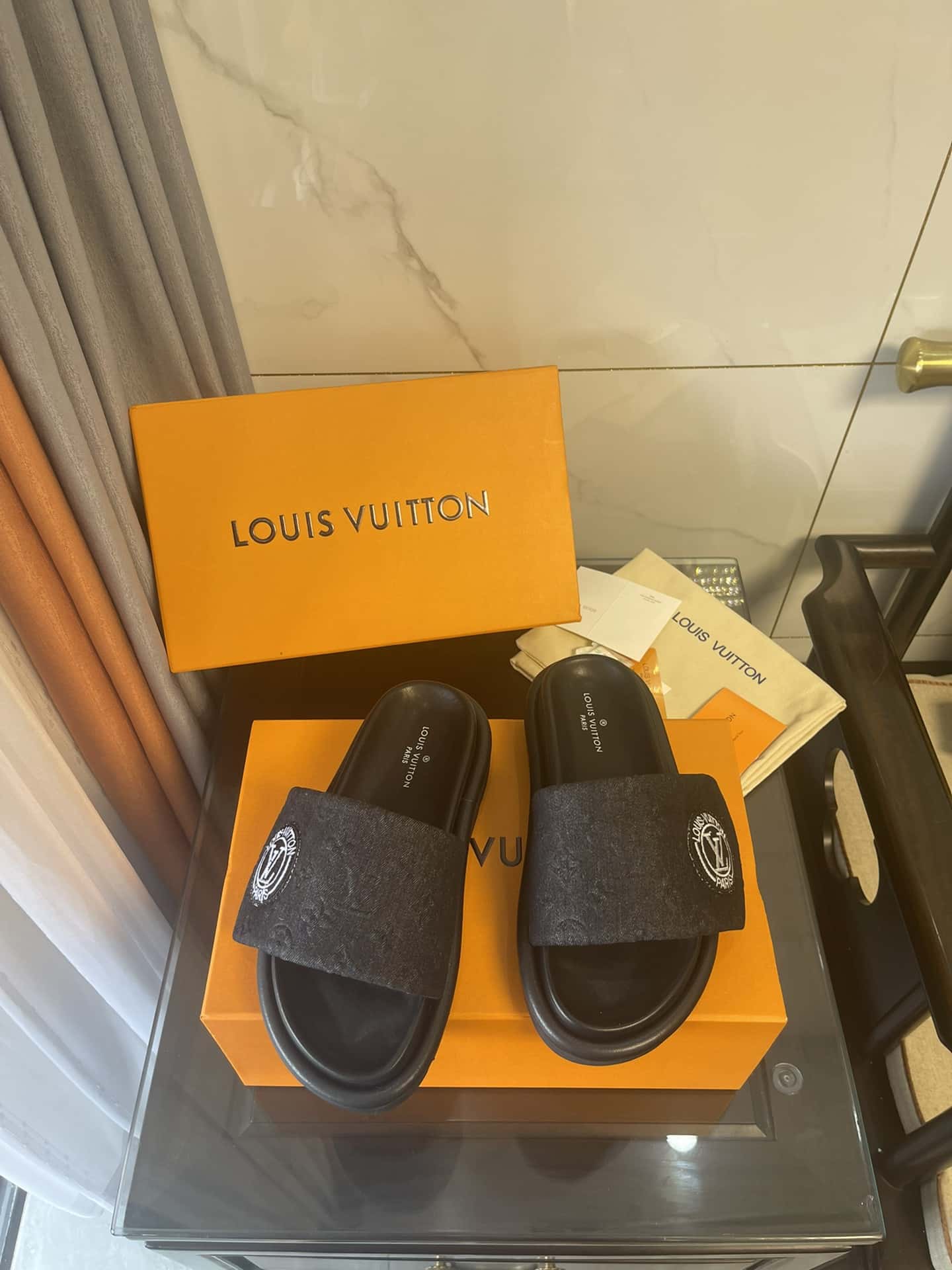(1:1 replica) Louis Vuitton Women s Pool Pillow Comfort Flat Mule Black For Women LV