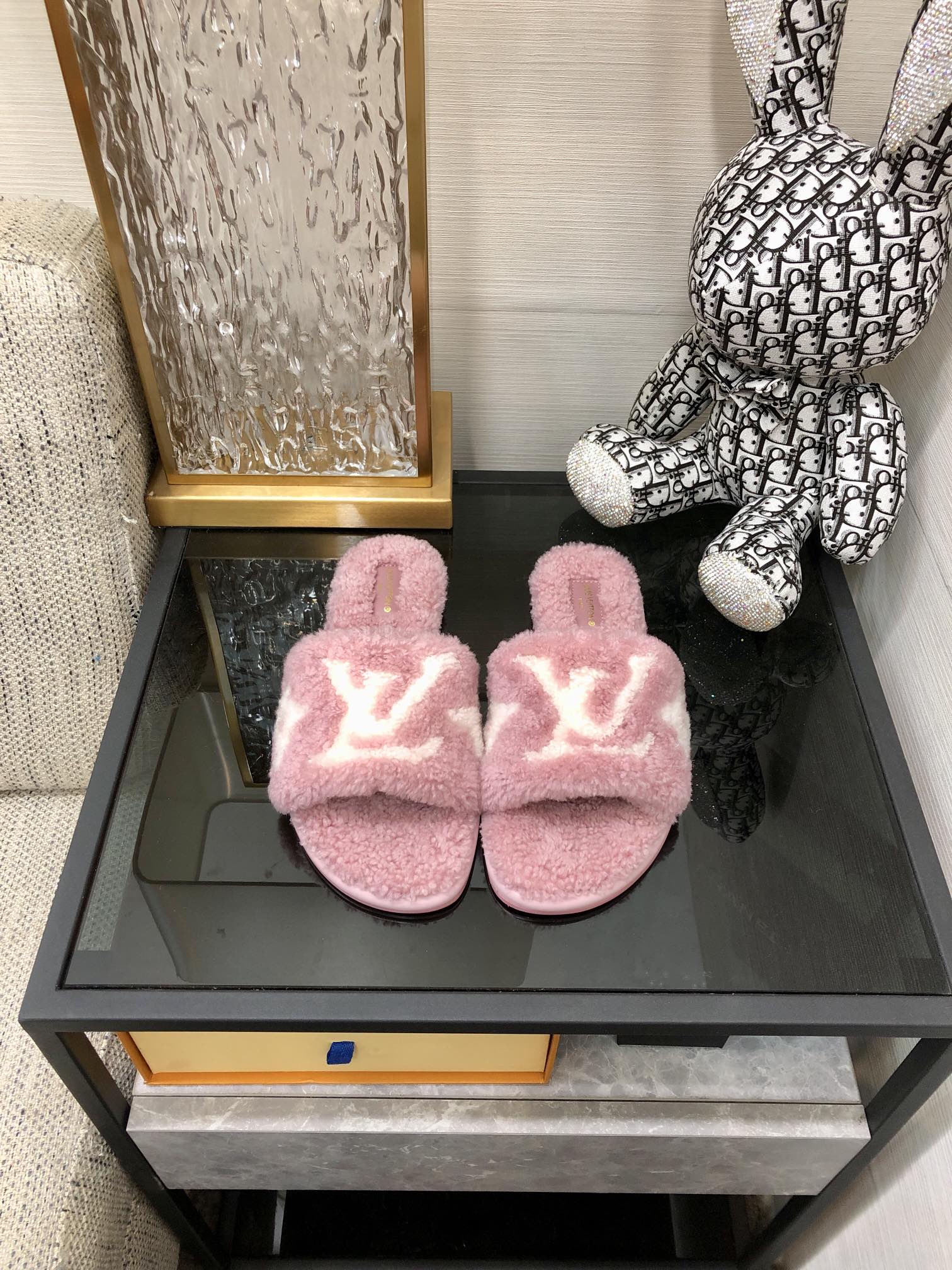 (1:1 replica) Louis Vuitton Women s Magnetic Flat Mule Light Pink For Women LV 1AA1UH