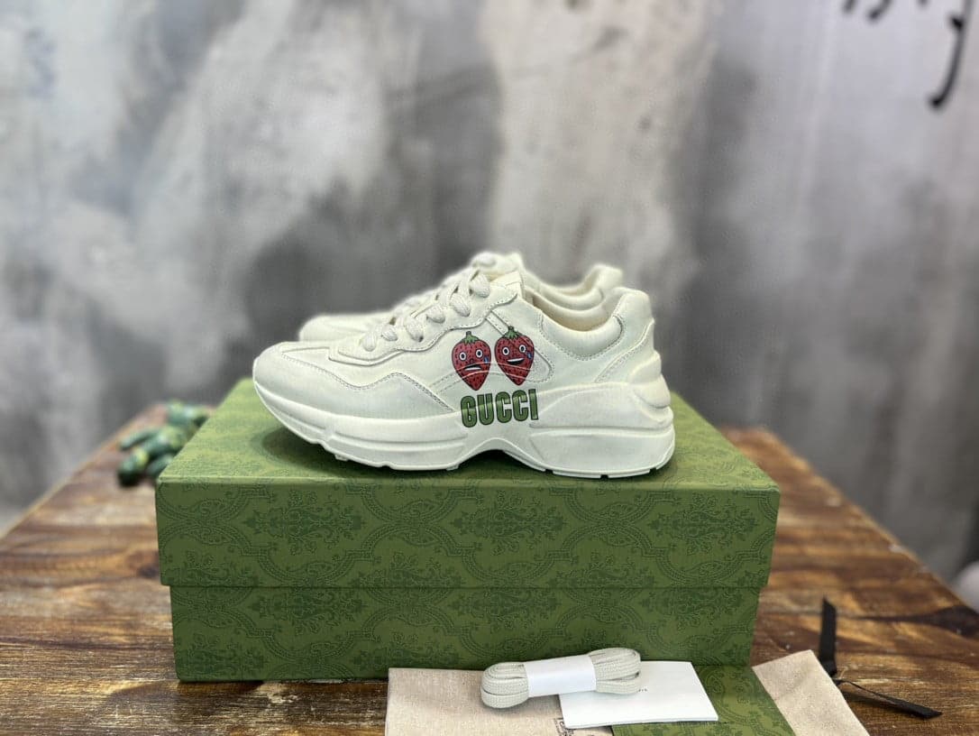 (1:1 replica) Gucci Women s Rhyton Sneaker With Strawberry Print Ivory White For Women 703814 DRW00 9522