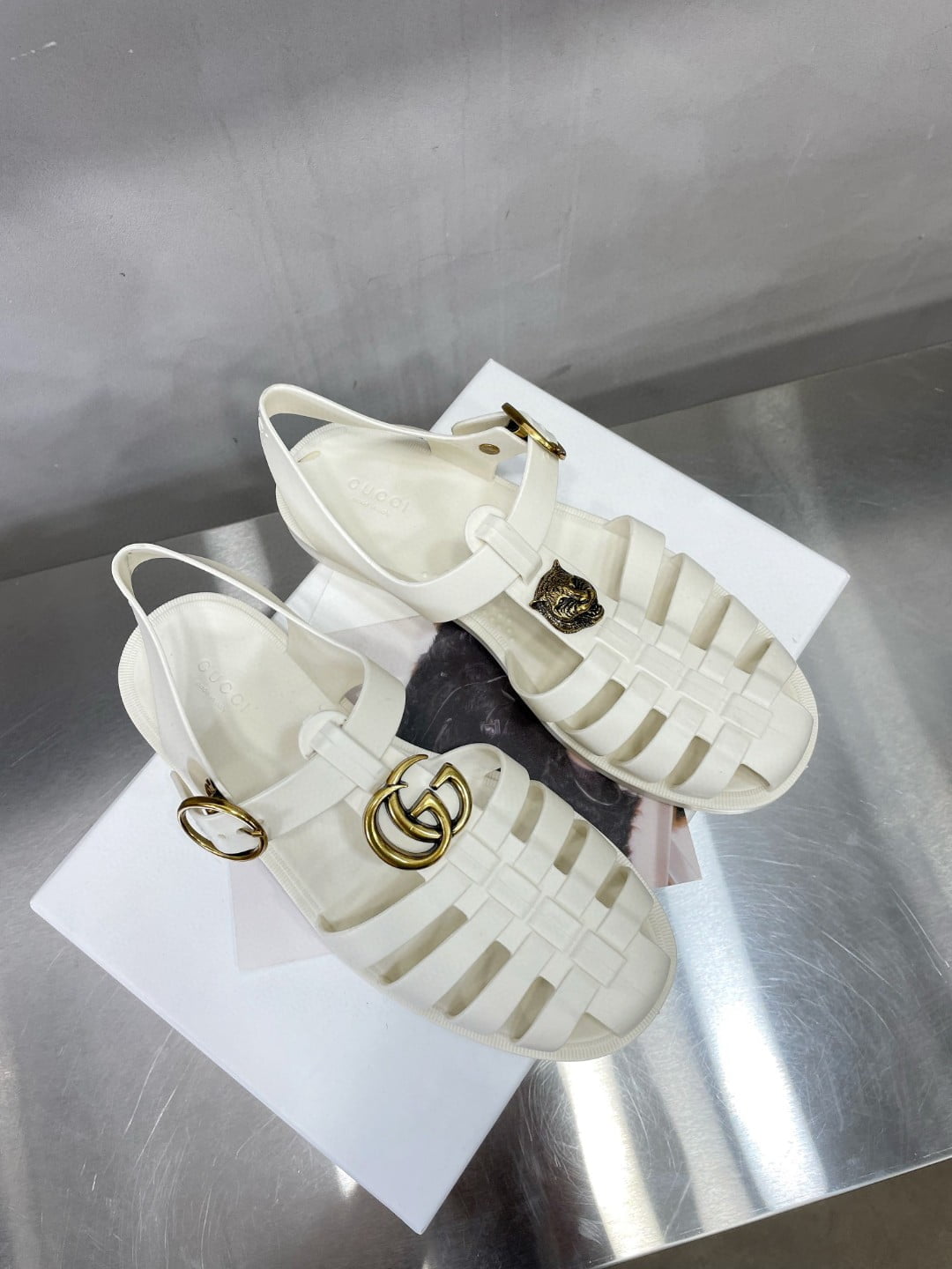 (1:1 replica) Gucci Women s Rubber Buckle Strap Sandal White For Women 463463