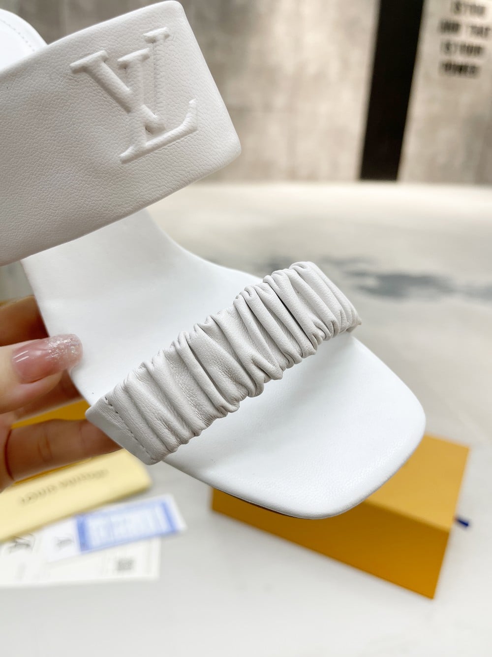 (1:1 replica) Louis Vuitton Women s Drapy Mule White For Women LV