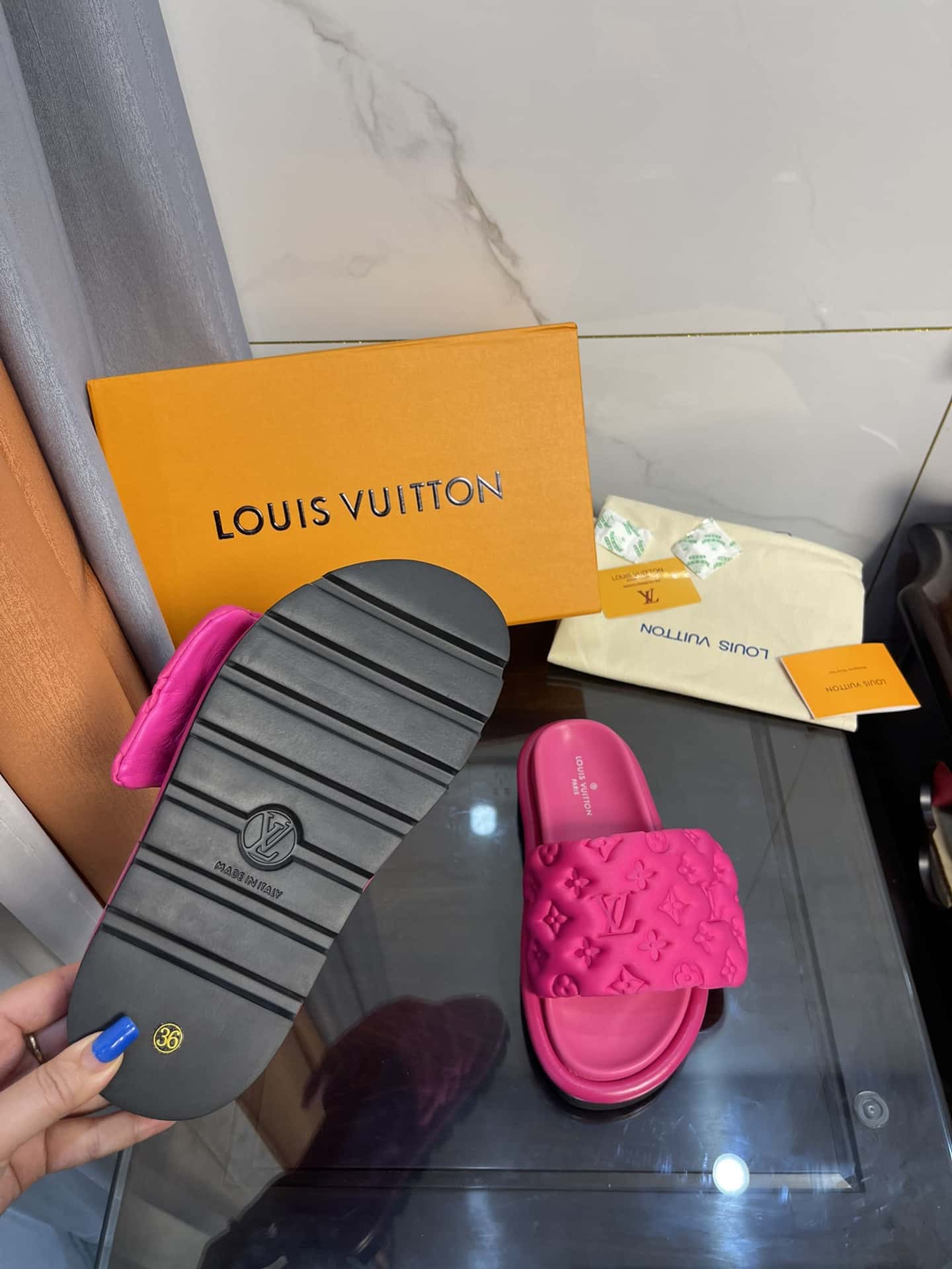 (1:1 replica) Louis Vuitton Women s Pool Pillow Comfort Flat Mule Fuchsia Pink For Women LV 1AA1DO