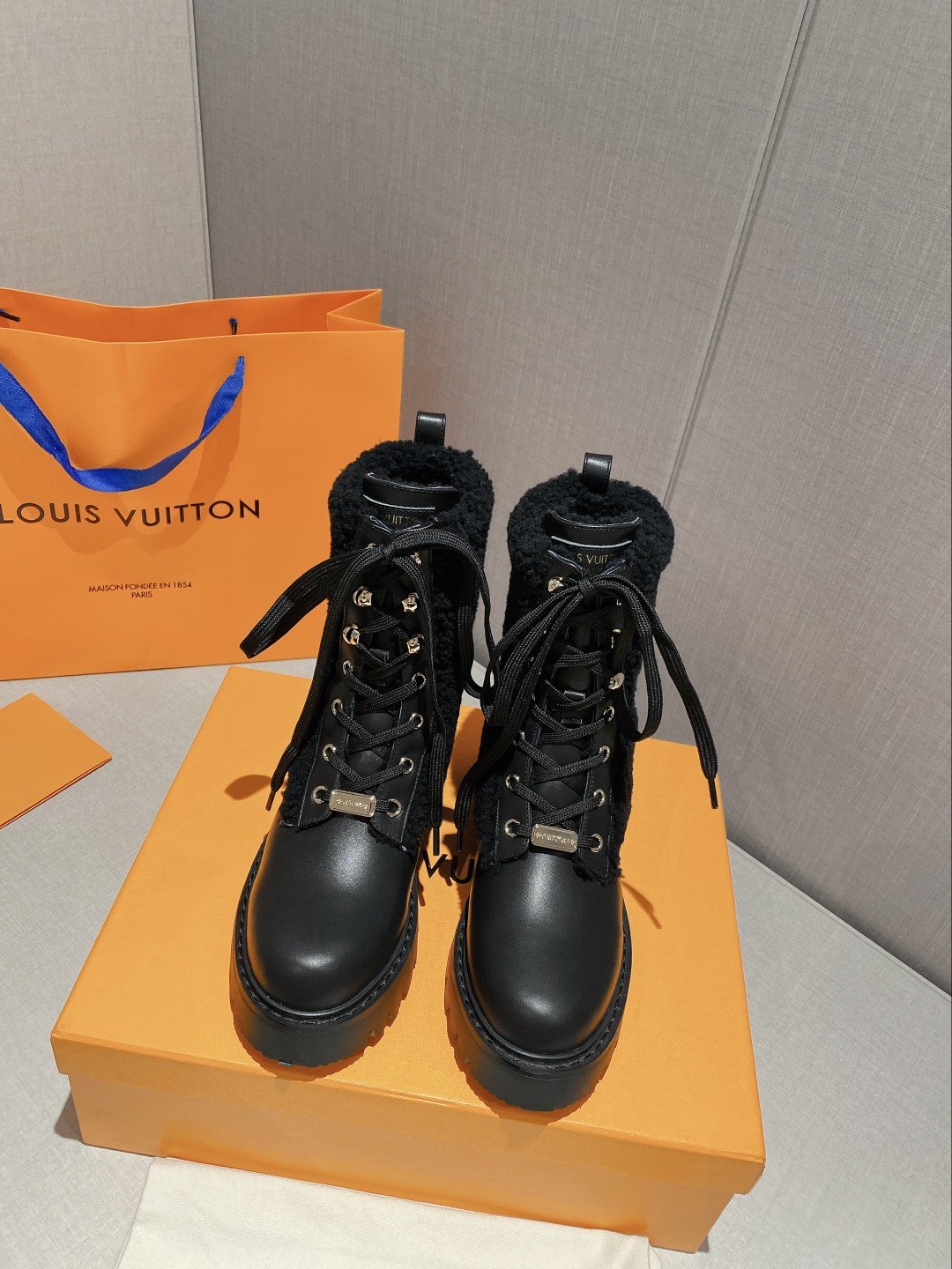 (1:1 replica) Louis Vuitton Women s LV Territory Flat Ranger Black For Women LV