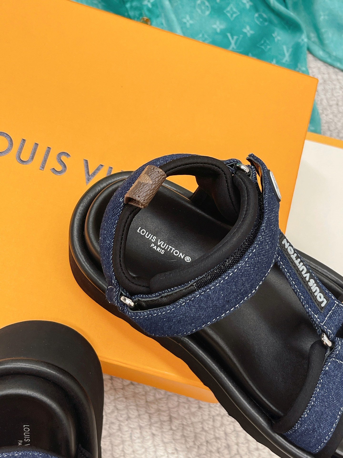 (1:1 replica) Louis Vuitton Women s Pool Pillow Flatform Comfort Sandal Blue For Women LV 1AACHL