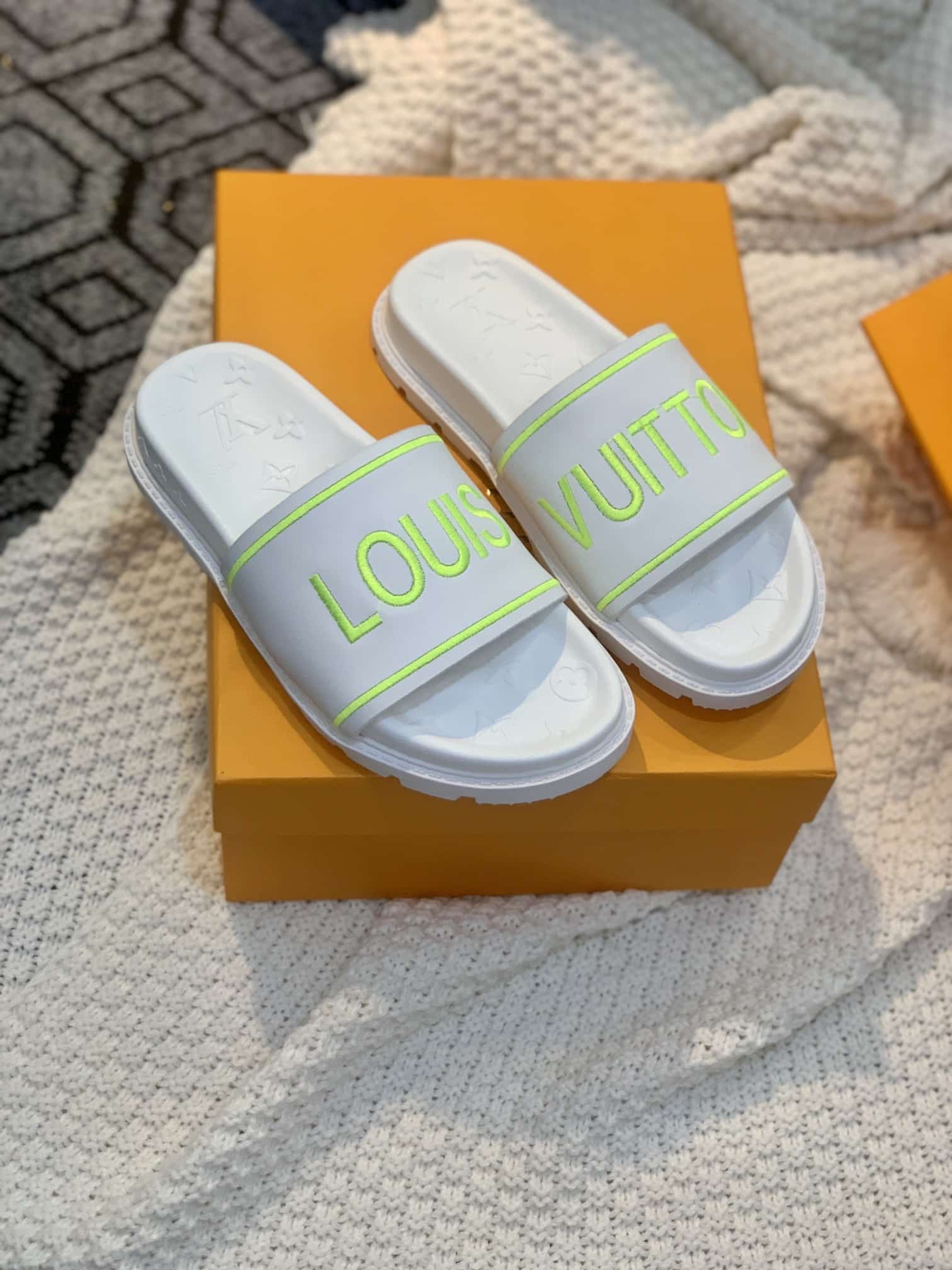 (1:1 replica) Louis Vuitton Women s Pool Pillow Flat Comfort Mule White For Women LV
