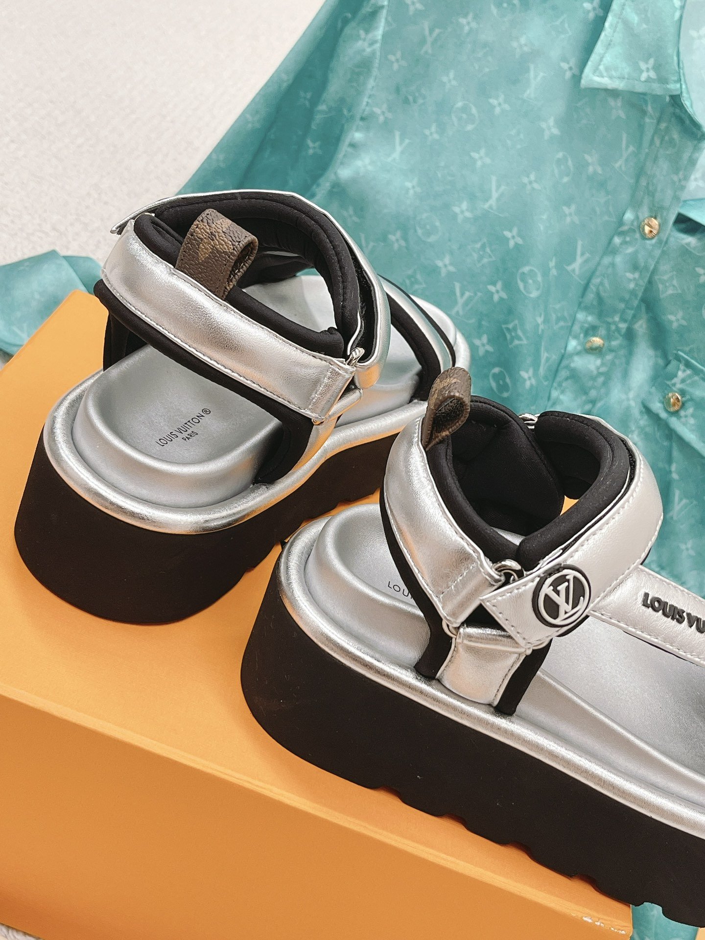 (1:1 replica) Louis Vuitton Women s Pool Pillow Flatform Comfort Sandal Sliver For Women LV 1AACHA