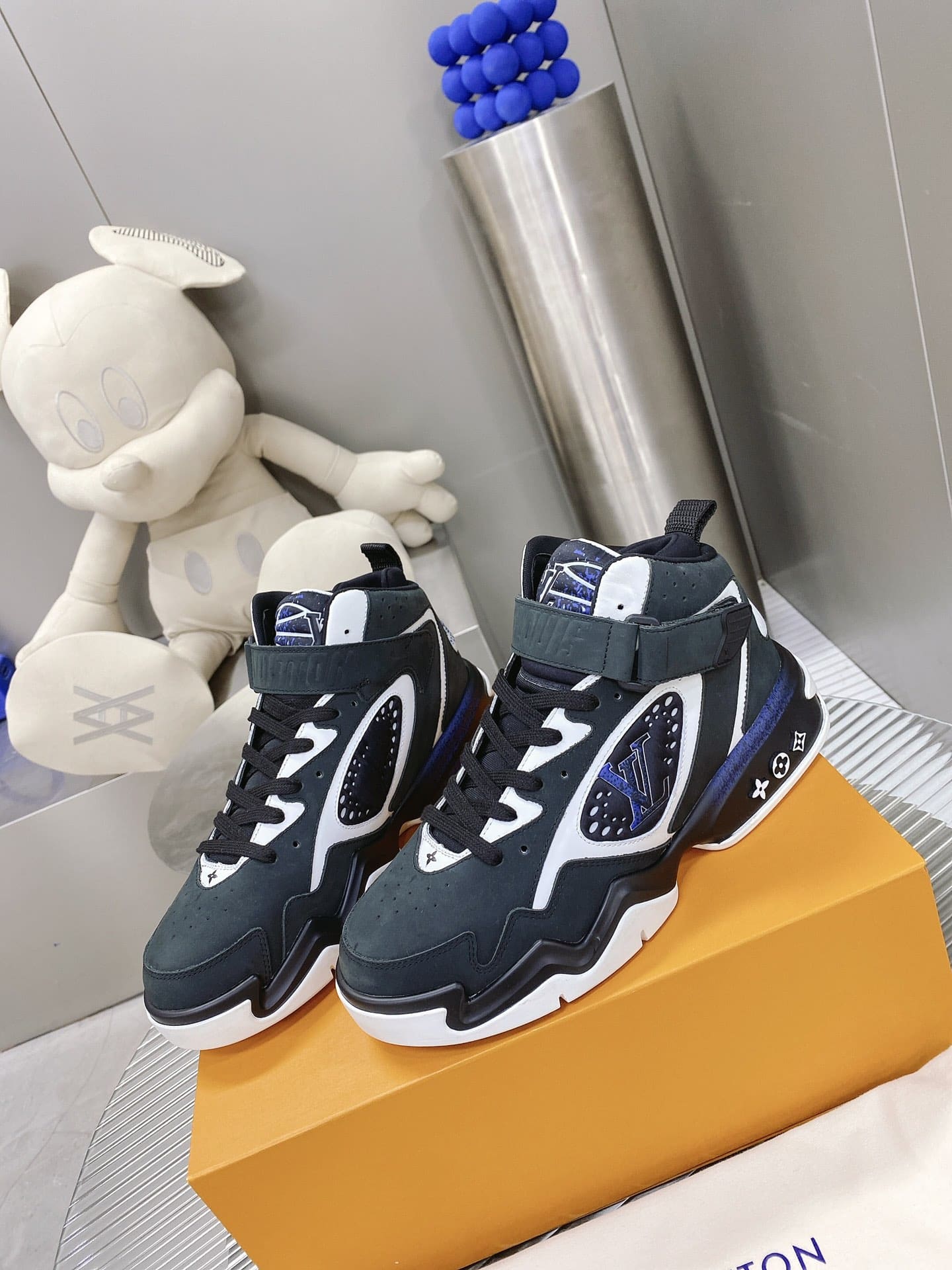 (1:1 replica) Louis Vuitton Women s Sneaker LV Trainer 2 Black For Women LV