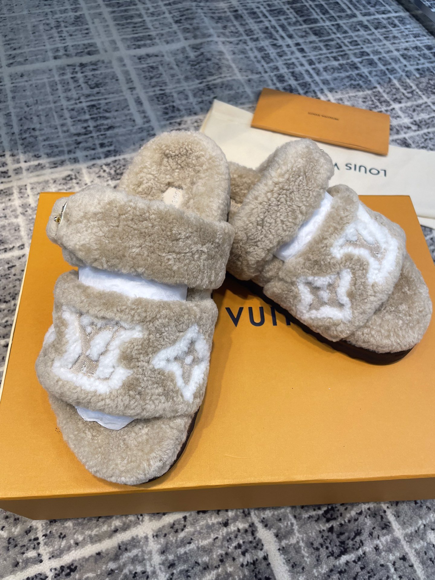 (1:1 replica) Louis Vuitton Women s Paseo Flat Comfort Mule Beige For Women LV