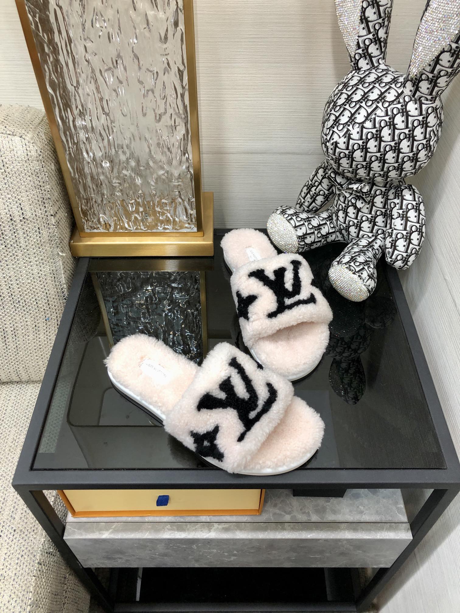 (1:1 replica) Louis Vuitton Women s Magnetic Flat Mule White For Women LV