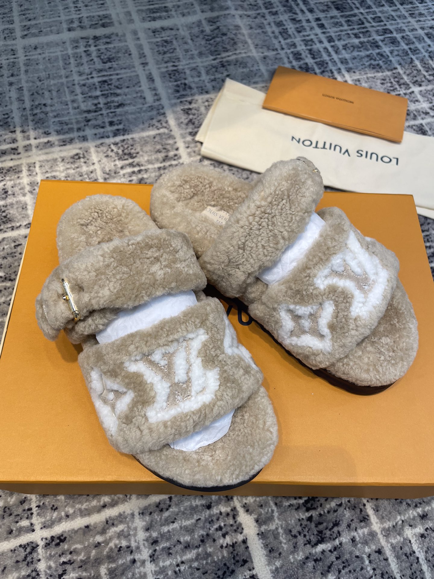 (1:1 replica) Louis Vuitton Women s Paseo Flat Comfort Mule Beige For Women LV