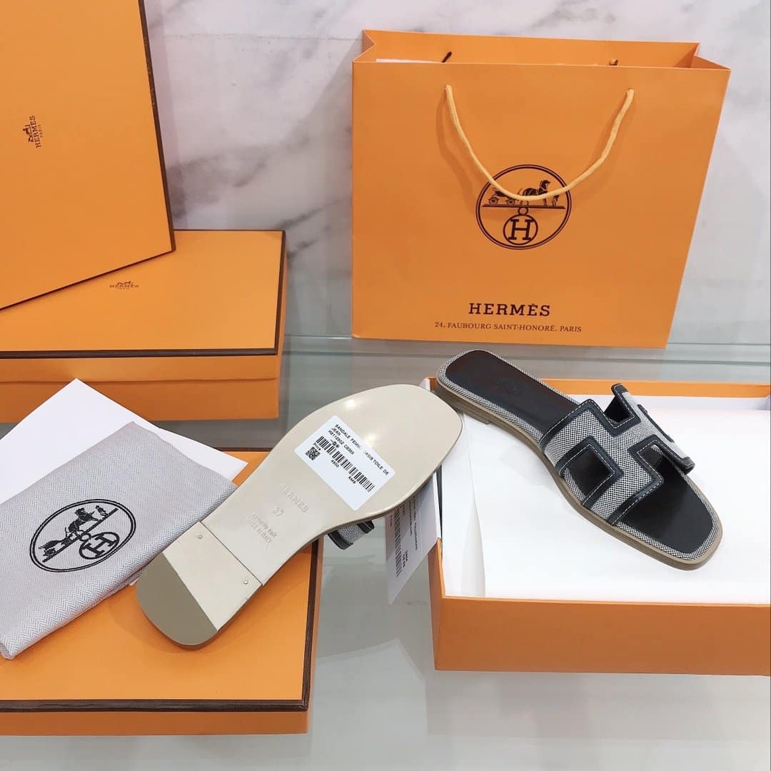 (1:1 replica) Hermes Oran Sandal Black/Silver For Women, Women s Shoes H221106Z 01340