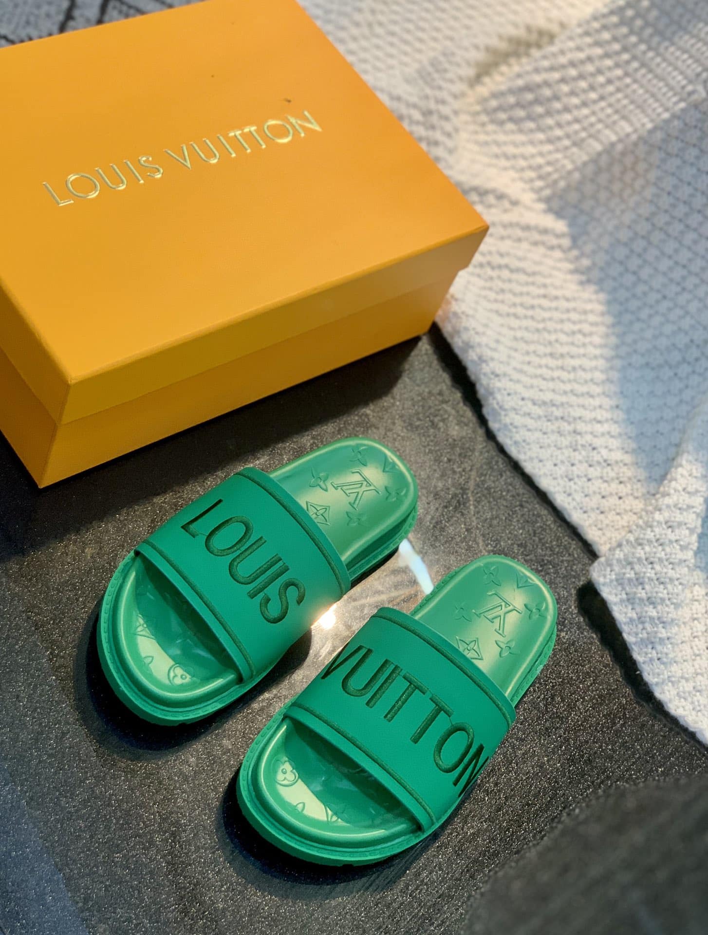 (1:1 replica) Louis Vuitton Women s Pool Pillow Flat Comfort Mule Green For Women LV