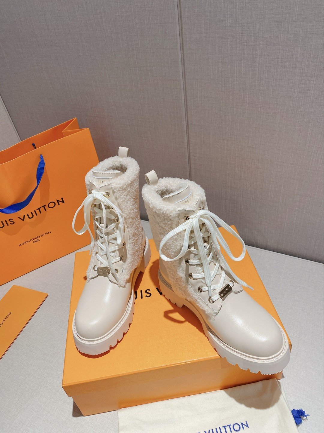 (1:1 replica) Louis Vuitton Women s LV Territory Flat Ranger White For Women LV