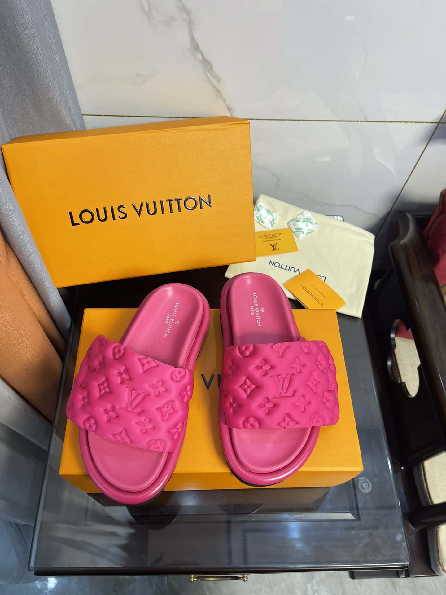 (1:1 replica) Louis Vuitton Women s Pool Pillow Comfort Flat Mule Fuchsia Pink For Women LV 1AA1DO