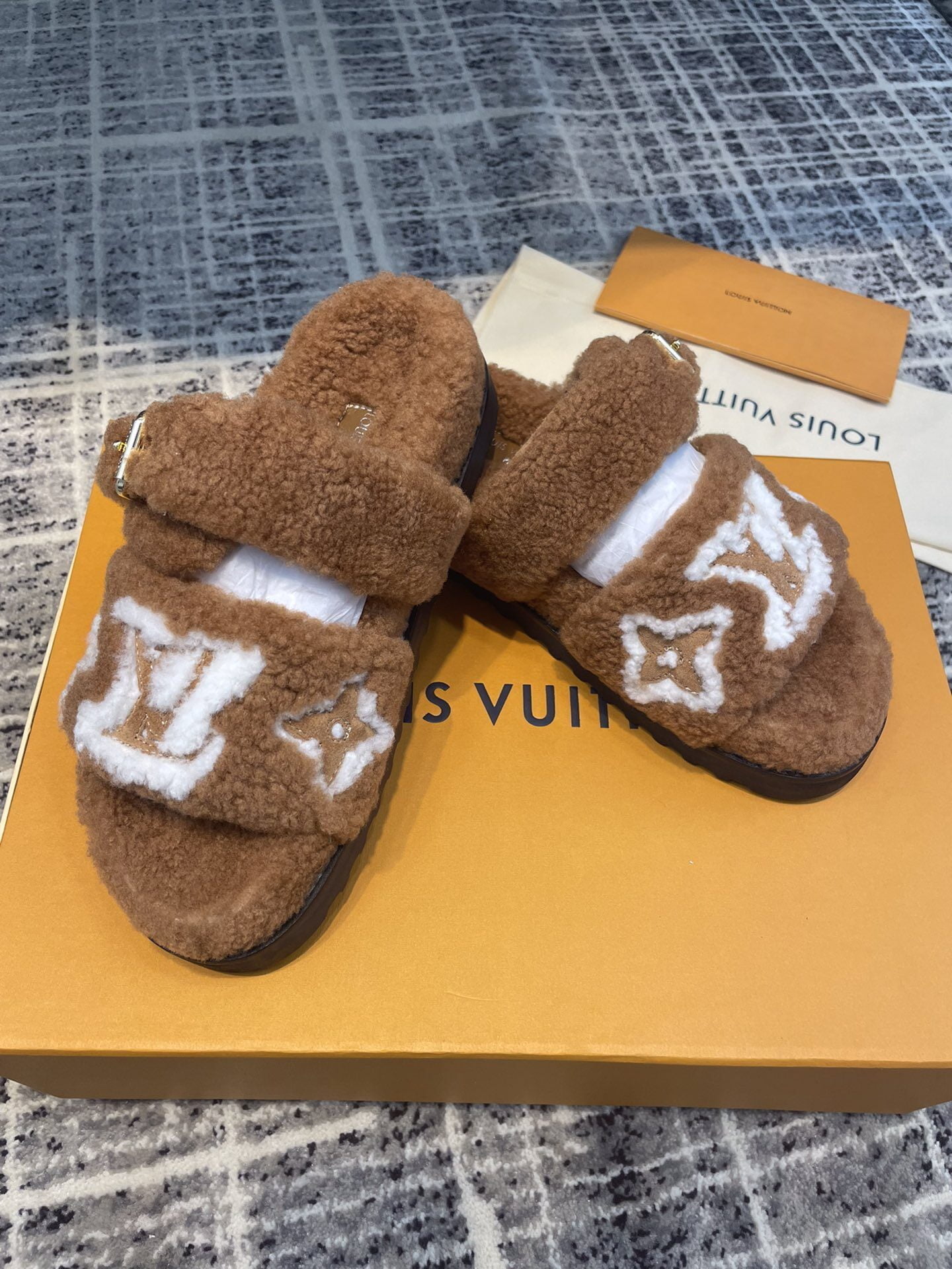 (1:1 replica) Louis Vuitton Women s Paseo Flat Comfort Mule Cognac For Women LV 1AACRN